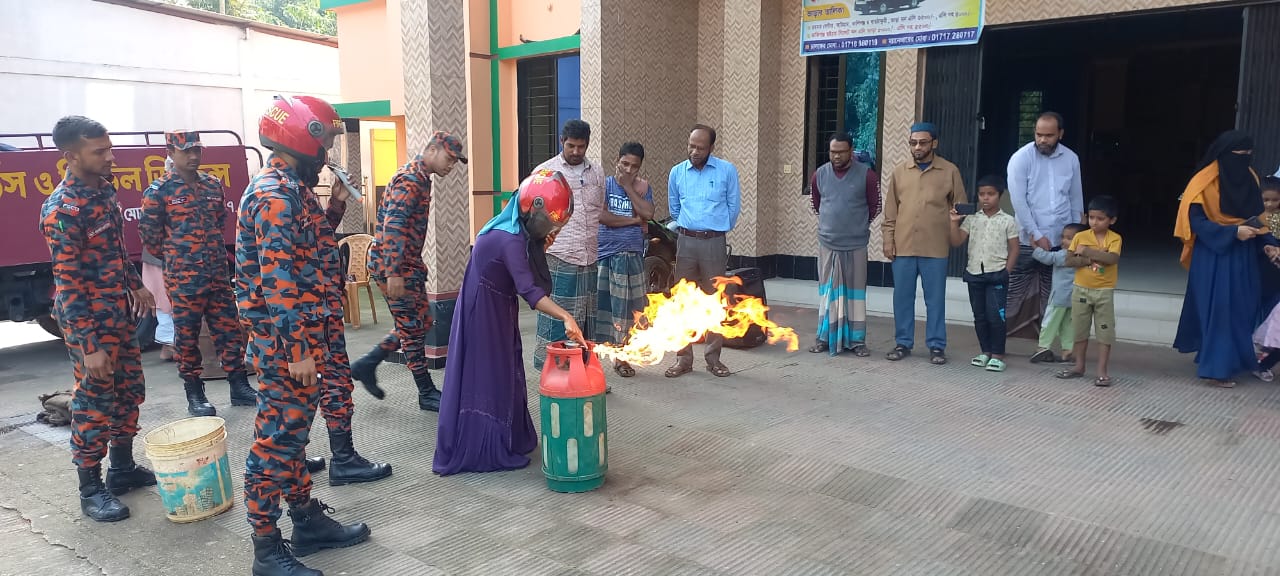 আজিজিয়া কমিউনিটি সেন্টারে মহড়া ।