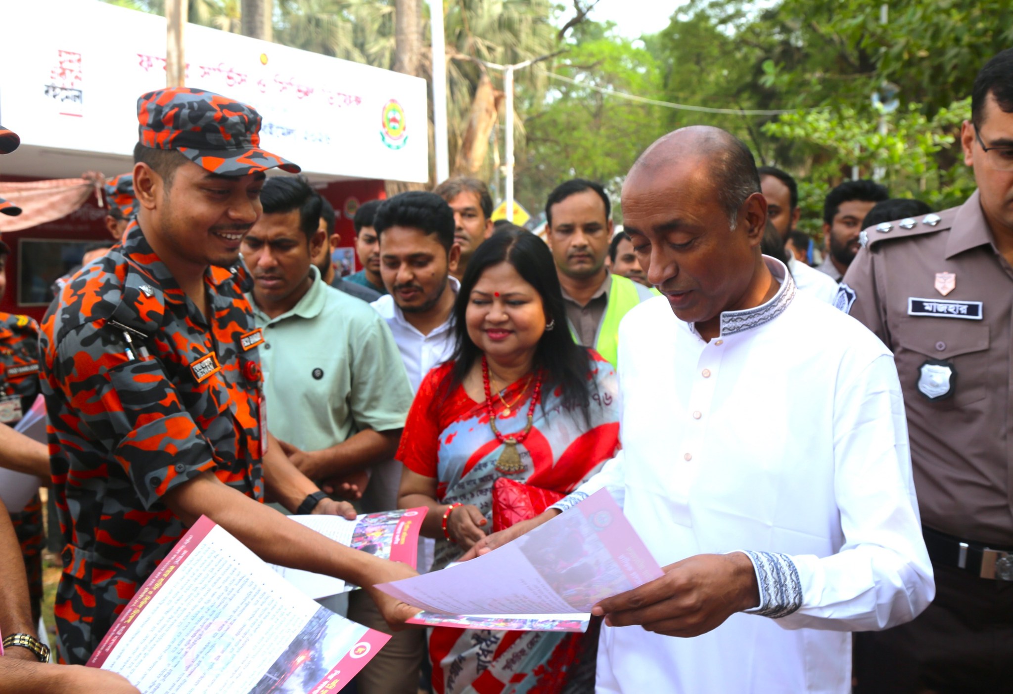 সচেতনতা বাড়াতে একুশে বইমেলায় ফায়ার সার্ভিসের লিফলেট বিতরণ মাননীয় আইনমন্ত্রী মহোদয়ের প্রশংসা