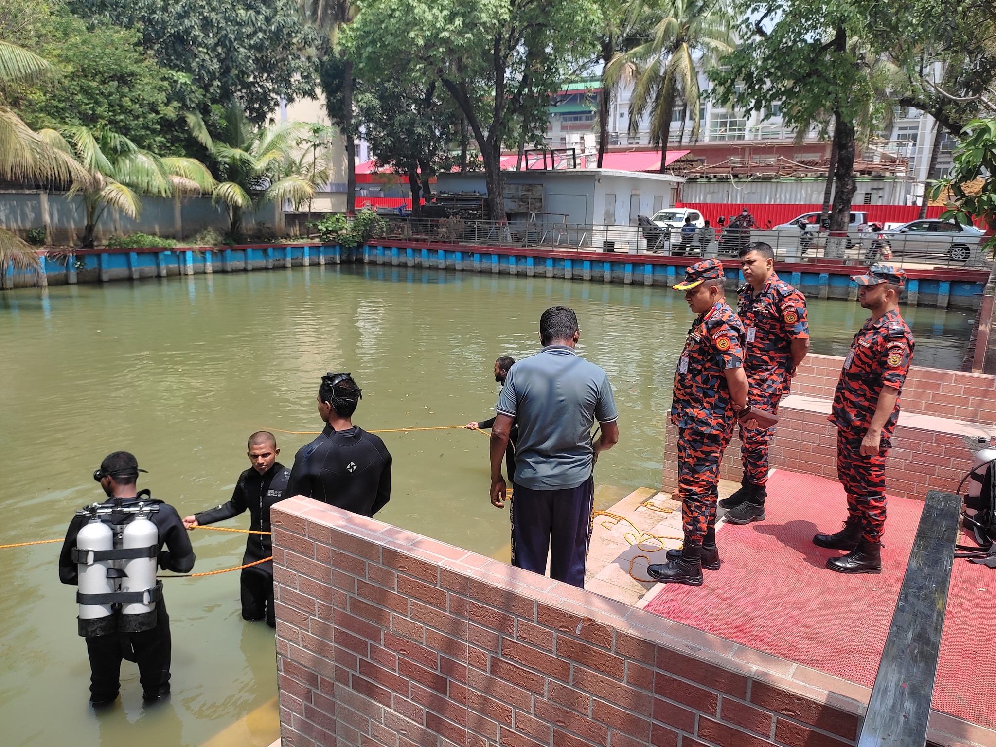 ঢাকার মিরপুরে ফায়ার সার্ভিস ও সিভিল ডিফেন্স ট্রেনিং কমপ্লেক্সে ডুবুরিদের প্রশিক্ষণ কার্যক্রম পরিদর্শন করেন অধিদপ্তরের মহাপরিচালক ব্রিগেডিয়ার জেনারেল মুহাম্মদ জাহেদ কামাল, এনডিসি, এএফডব্লিউসি, পিএসসি মহোদয়।