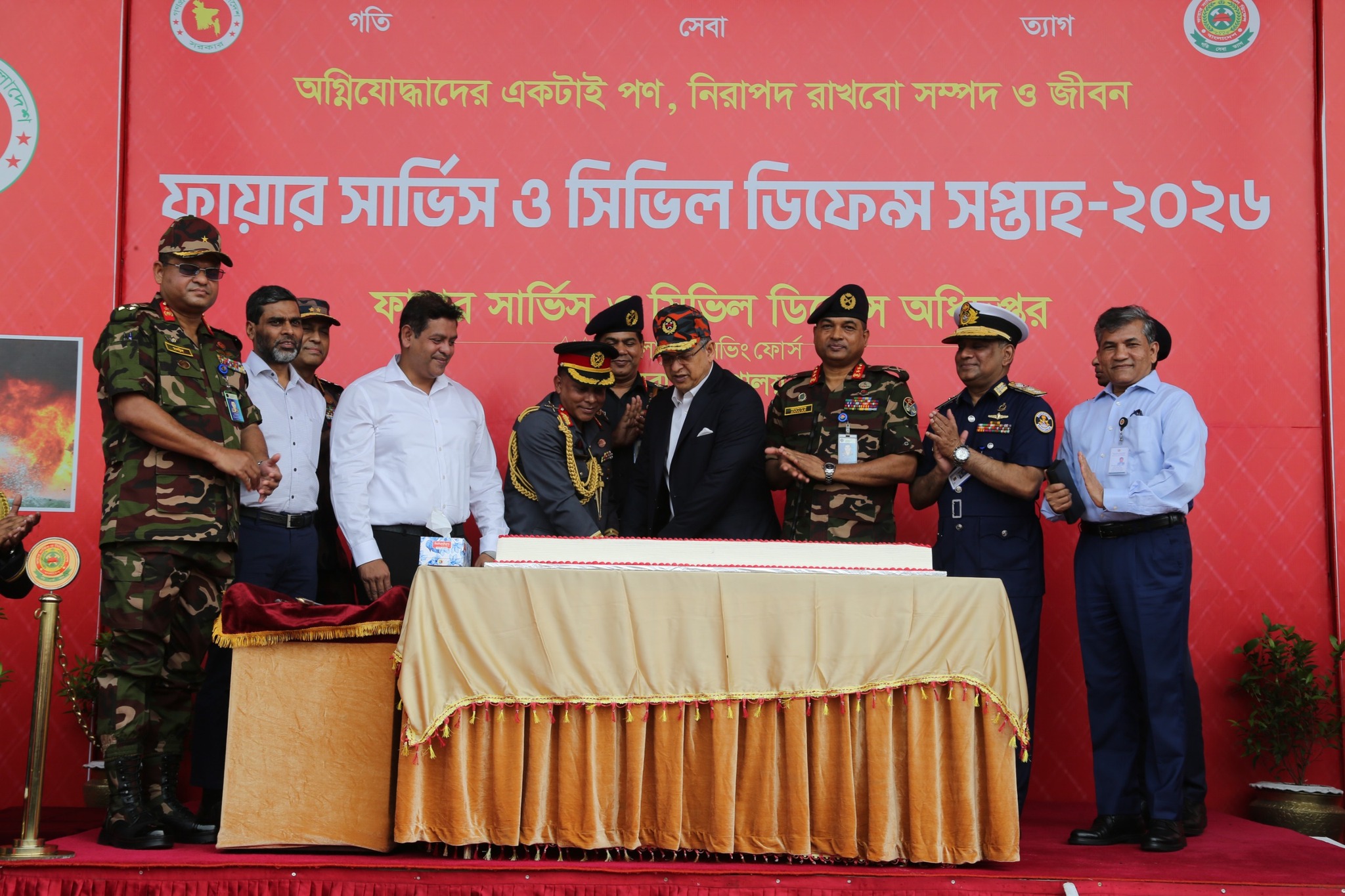 ফায়ার সার্ভিস ও সিভিল ডিফেন্স সপ্তাহ ২০২৬ পাসিং আউট প্যারেড ও পদক প্রদান অনুষ্ঠানের শুভ উদ্বোধন করলেন স্বরাষ্ট্রমন্ত্রী।