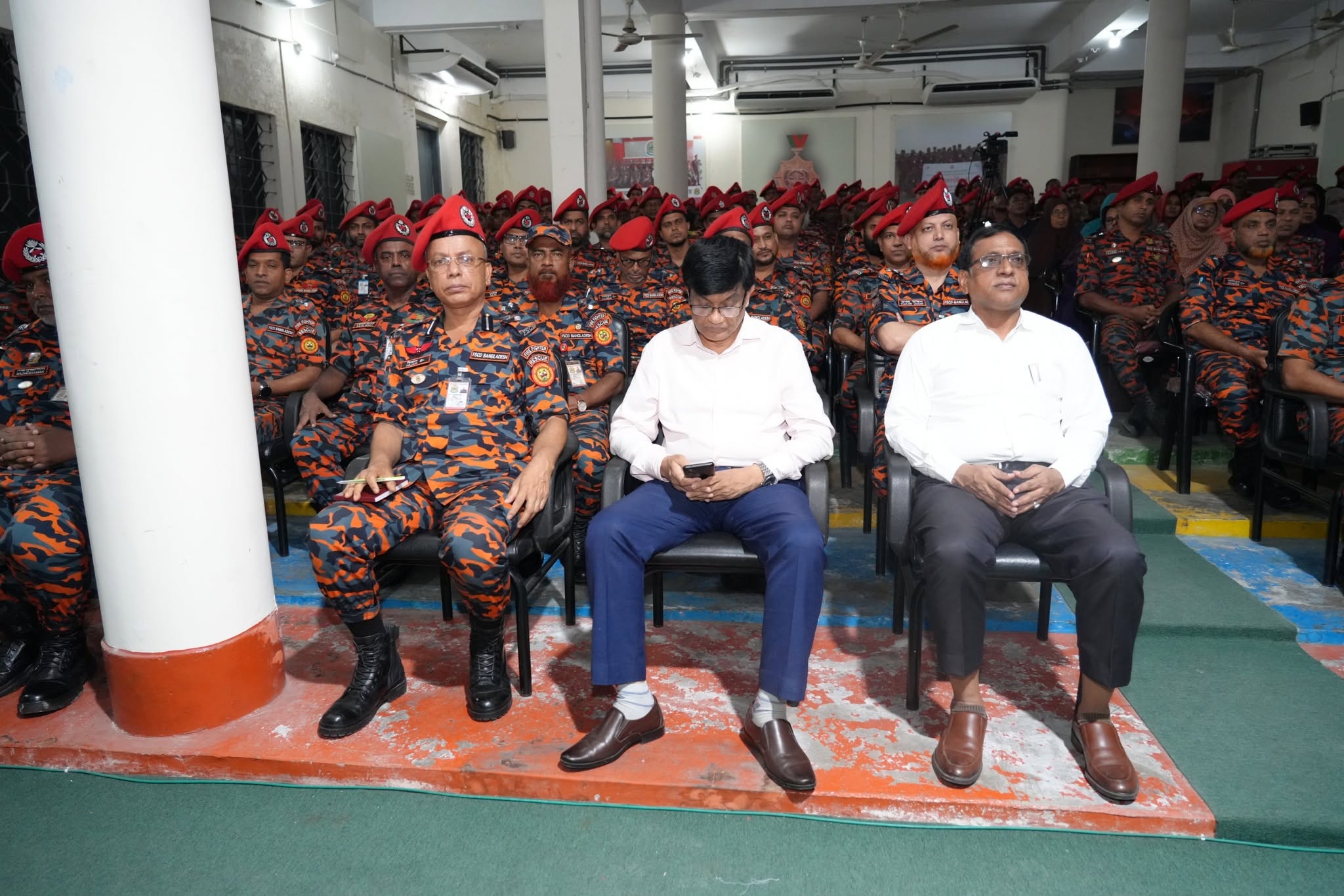 ৭ জুন ২০২৬ সকাল ১০-০০ ঘটিকায় ফায়ার সার্ভিস ও সিভিল ডিফেন্স সদর দপ্তরে সকল পর্যায়ের কর্মকর্তা-কর্মচারীদের নিয়ে আয়োজিত মহাপরিচালক মহোদয়ের দরবার অনুষ্ঠানের স্থিরচিত্র।