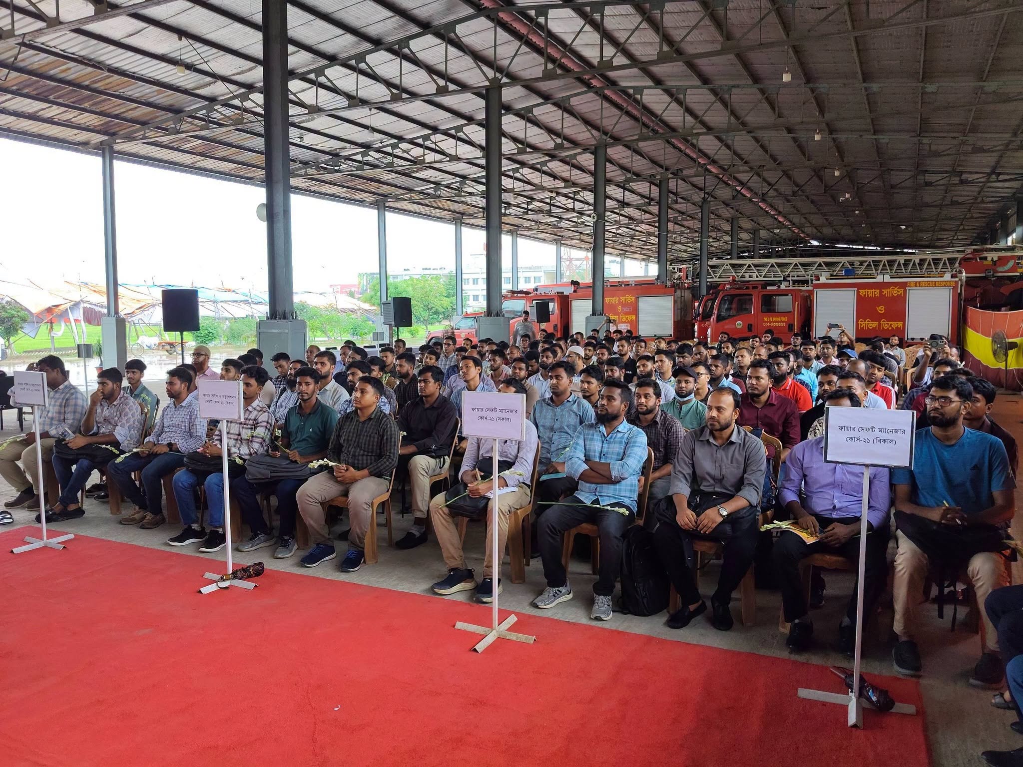 ১০ জুলাই ২০২৬ তারিখে ফায়ার সার্ভিস ও সিভিল ডিফেন্স মাল্টিপারপাস ট্রেনিং গ্রাউন্ড, পূর্বাচল-এ ফায়ার সেফটি ম্যানেজার কোর্স-২১ ও ফায়ার সায়েন্স অ্যান্ড অকুপেশনাল সেফটি কোর্স-২১-এর উদ্বোধন অনুষ্ঠানের স্থিরচিত্র।