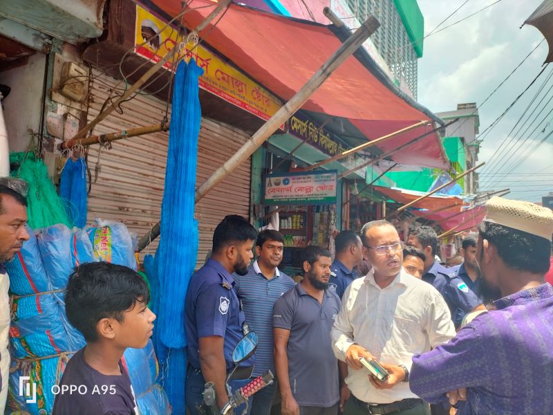 কারেন্ট জাল উচ্ছেদে বাজারে মোবাইল কোর্ট পরিচালনা