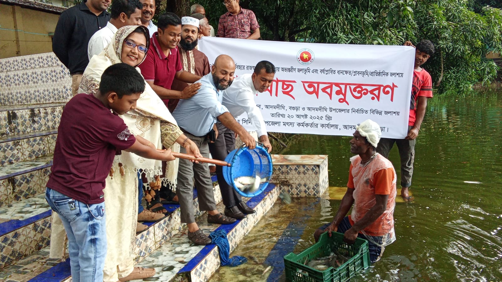 রাজস্বখাতের আওতায় উন্মুক্ত/প্রাতিষ্ঠঅনিক জলাশয়ে মাছের পোনা অবমুক্তকরণ।