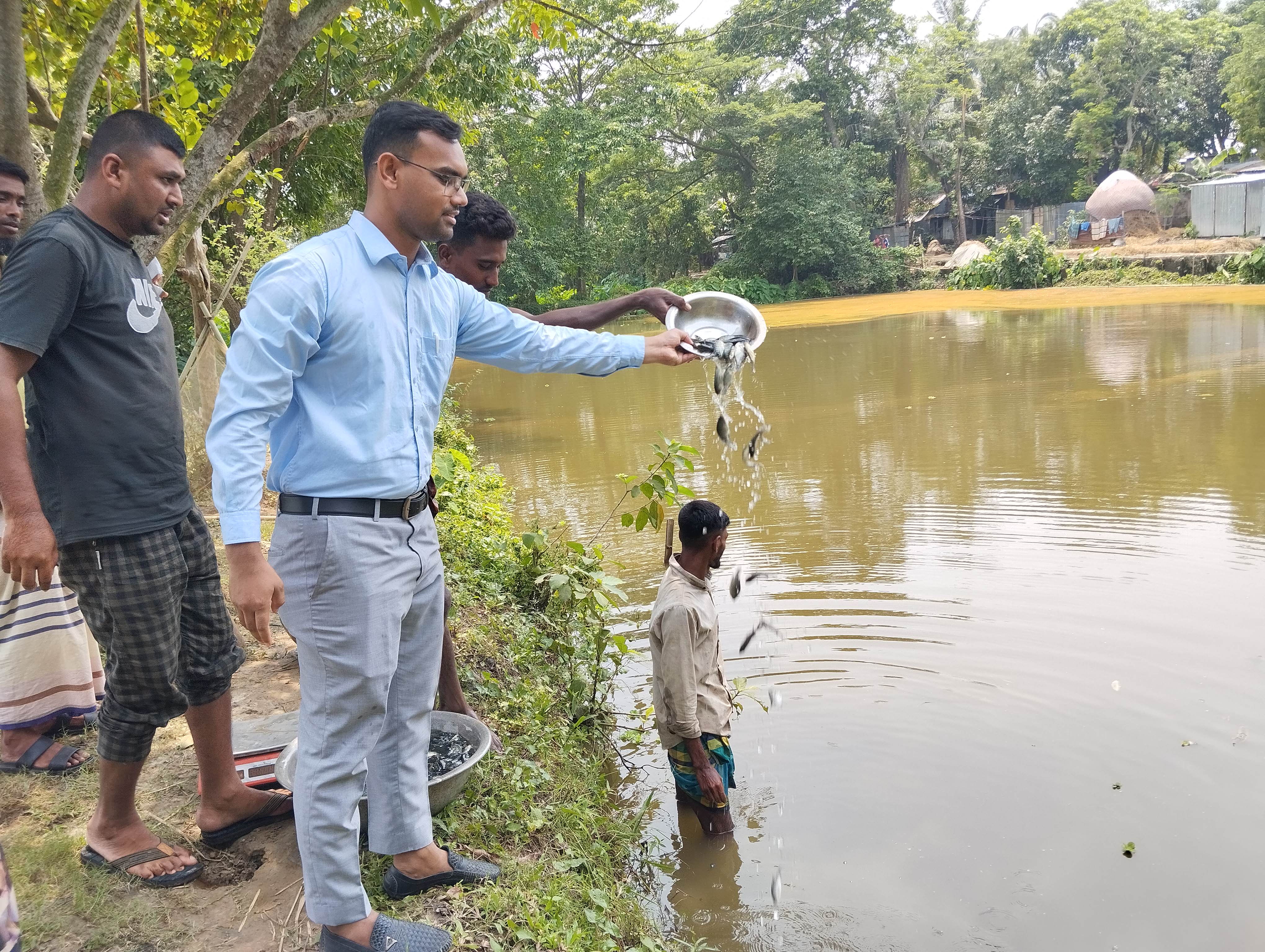 প্রদর্শনী পুকুরে পোনা মজুদ