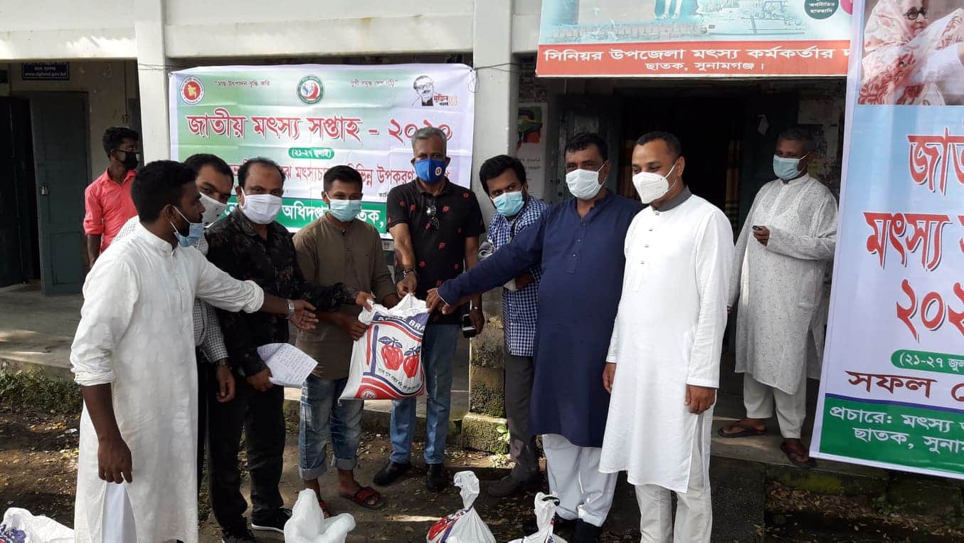 রাজস্ব ও প্রকল্পের আওতায় চাষীদের মধ্যে উপকরণ বিতরণ