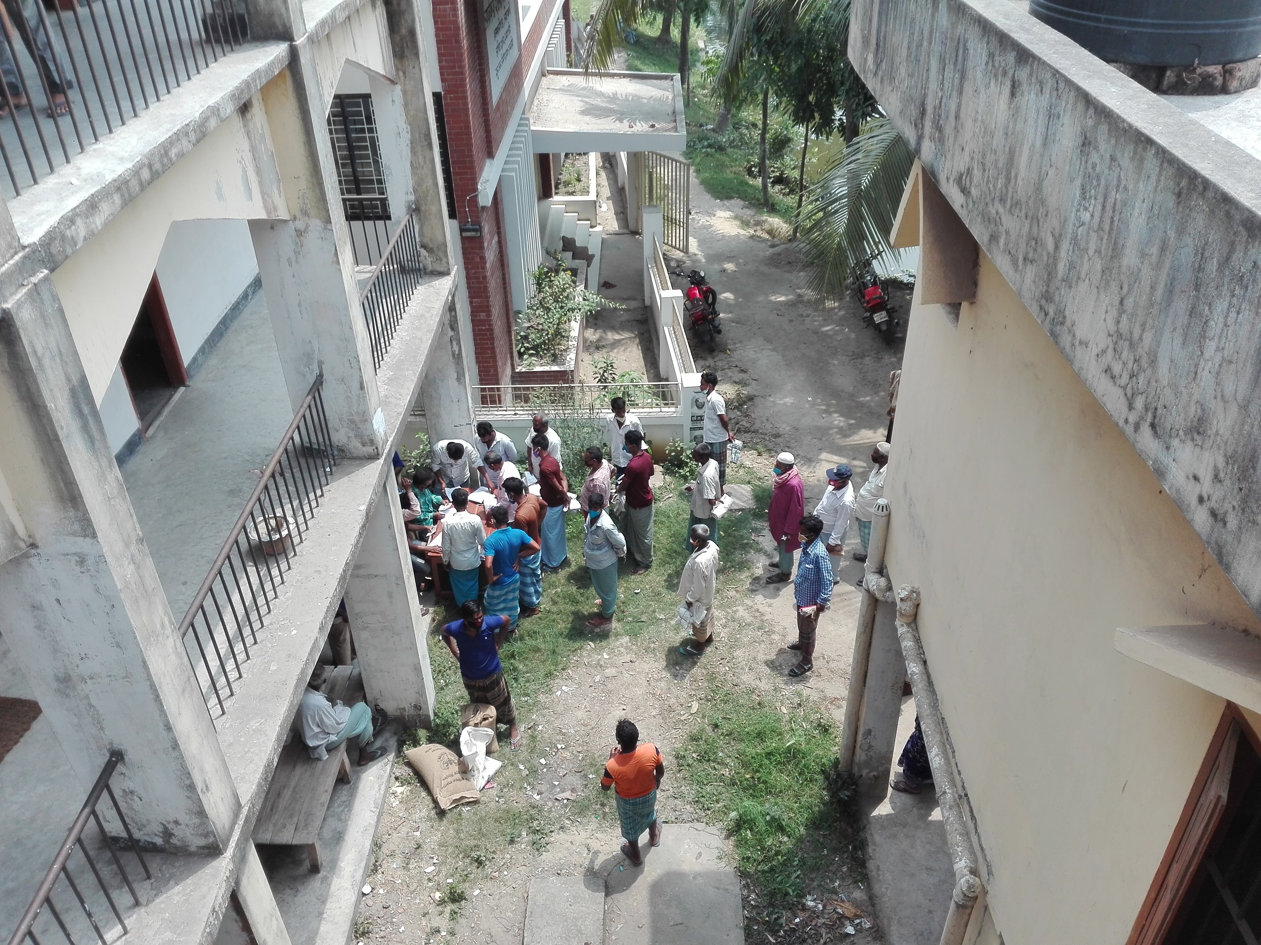 চাল বিতরণ