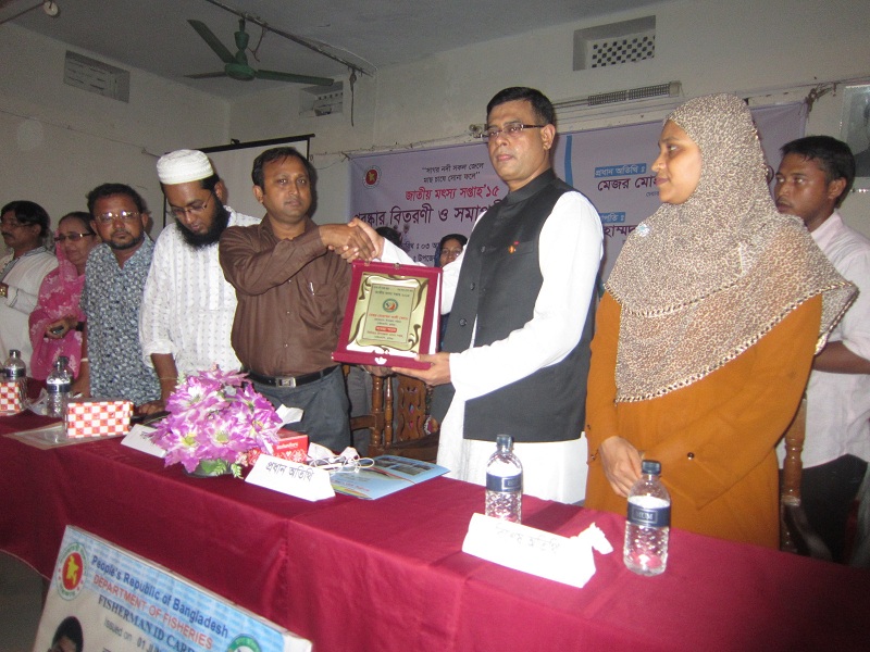 অতিথিদের ক্রেস্ট বিতরণ