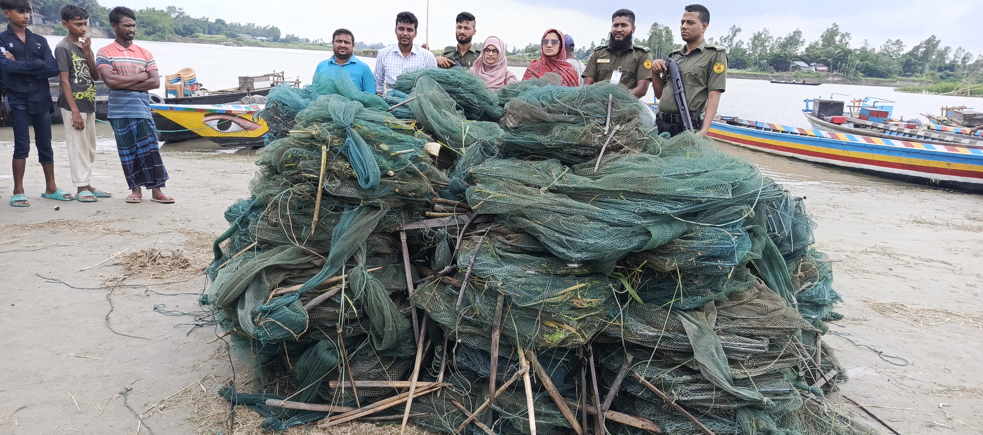 ৭ ই জুলাই ২০২৫ খ্রি. তারিখে বাচামারা ও বাঘুটিয়া ইউনিয়নের যমুনা নদী ও শাখা নদীতেগুলোতে অভিযান পরিচালনা করে ১৫০ টি চায়না দুয়ারী জাল জব্দ করে পুড়িয়ে ধ্বংস করা হয়েছে।