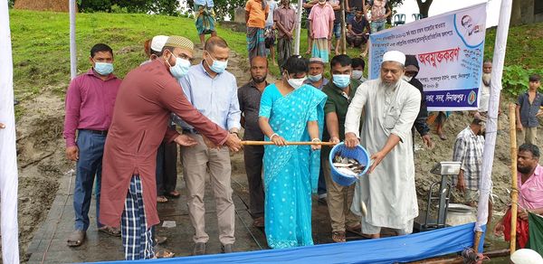 অদ‌্য ০১/০৯/২০২০ খ্রিঃ তা‌রি‌খে দিনাজপুর সদর উপজেলায় রাজস্ব খাতের আওতায় পোনামাছ অবমুক্তকরণ কর্মসূ‌চির উ‌দ্বোধন করা হলো। স্থান: আত্রাই নদী, মোহনপুর রাবার ড‌্যাম, শংকরপুর ইউ‌পি ।
