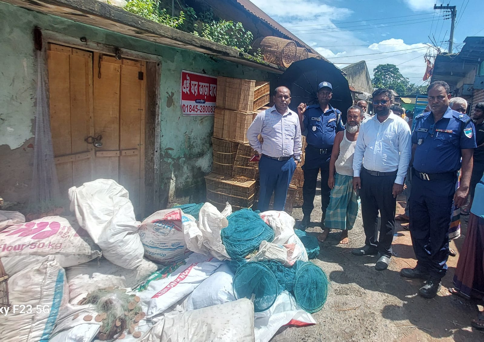 মৎস্য সুরক্ষা ও সংরক্ষণ আইন-১৯৫০ অনুসারে মেবাইল কোর্ট । ১৫ টি চায়না দুয়ারী, ২০০ টি কারেন্ট জাল জব্দ করে পুড়িয়ে বিনষ্ট করা হয় ।