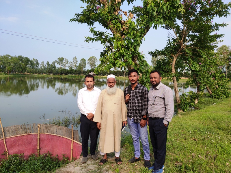 পরিচালক, মৎস্য অধিদপ্তর, রংপুর বিভাগ, রংপুর স্যার এর সাথে চাষীর জলাশয় পরিদর্শন