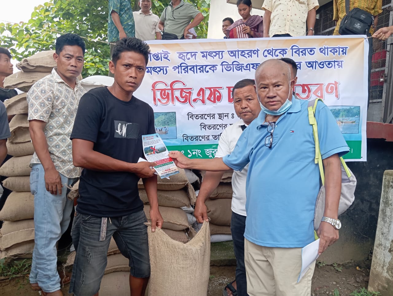 কাপ্তাই লেকে মাছ বন্ধের সময় ভিজিএফ চাল বিতরণ