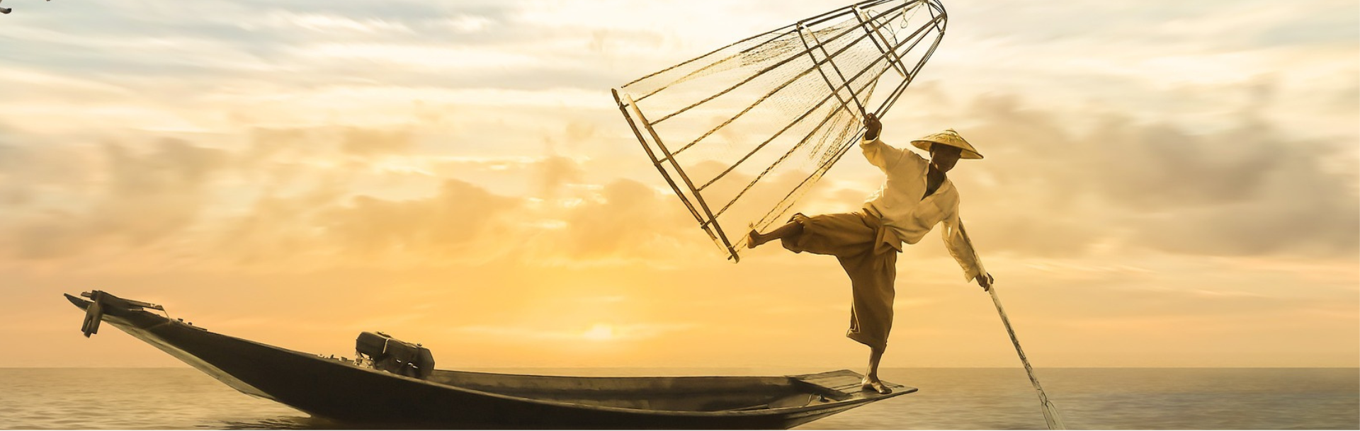 হাওরে মাছ ধরার দৃশ্য