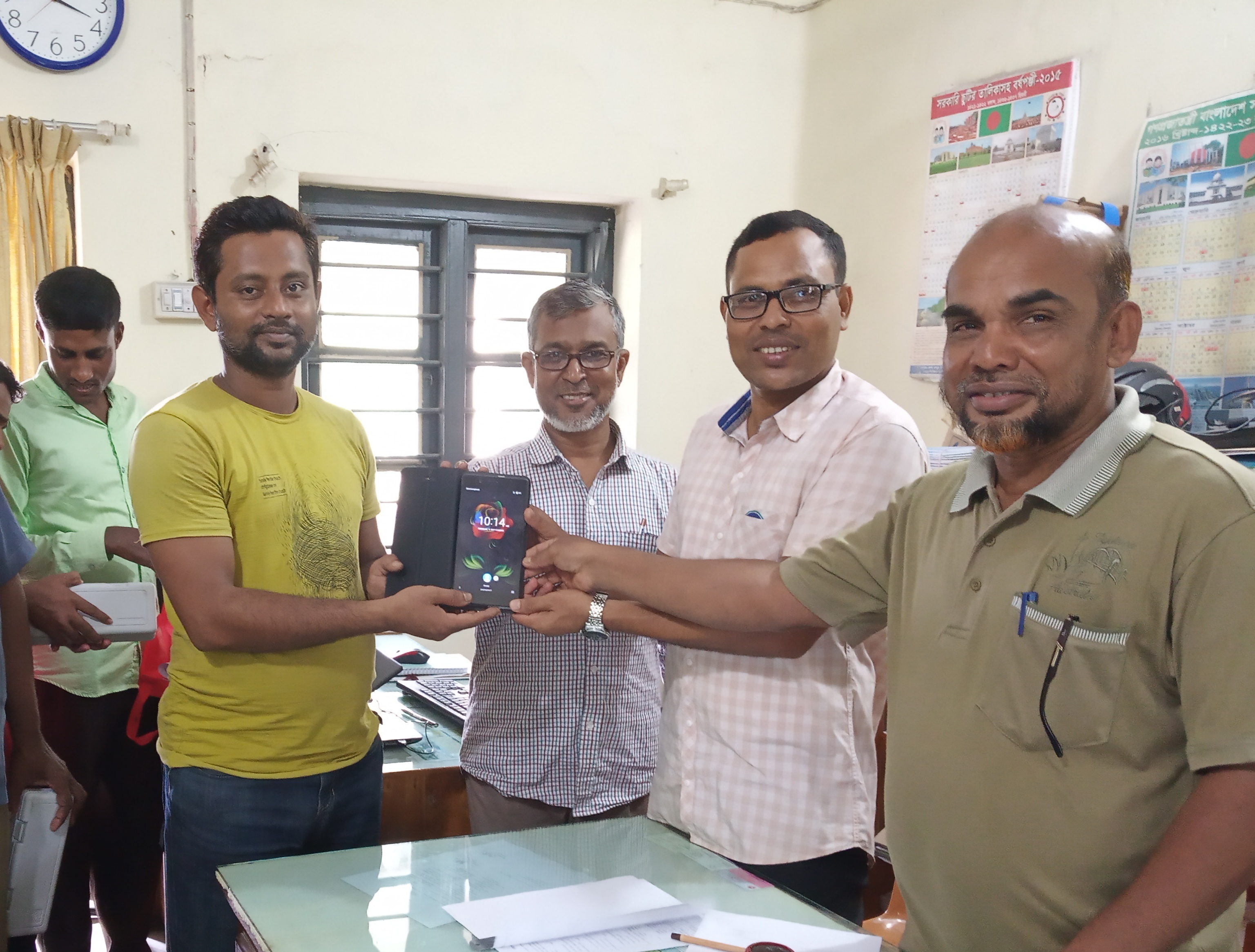 মোবাইল ট্যাব বিতরণ