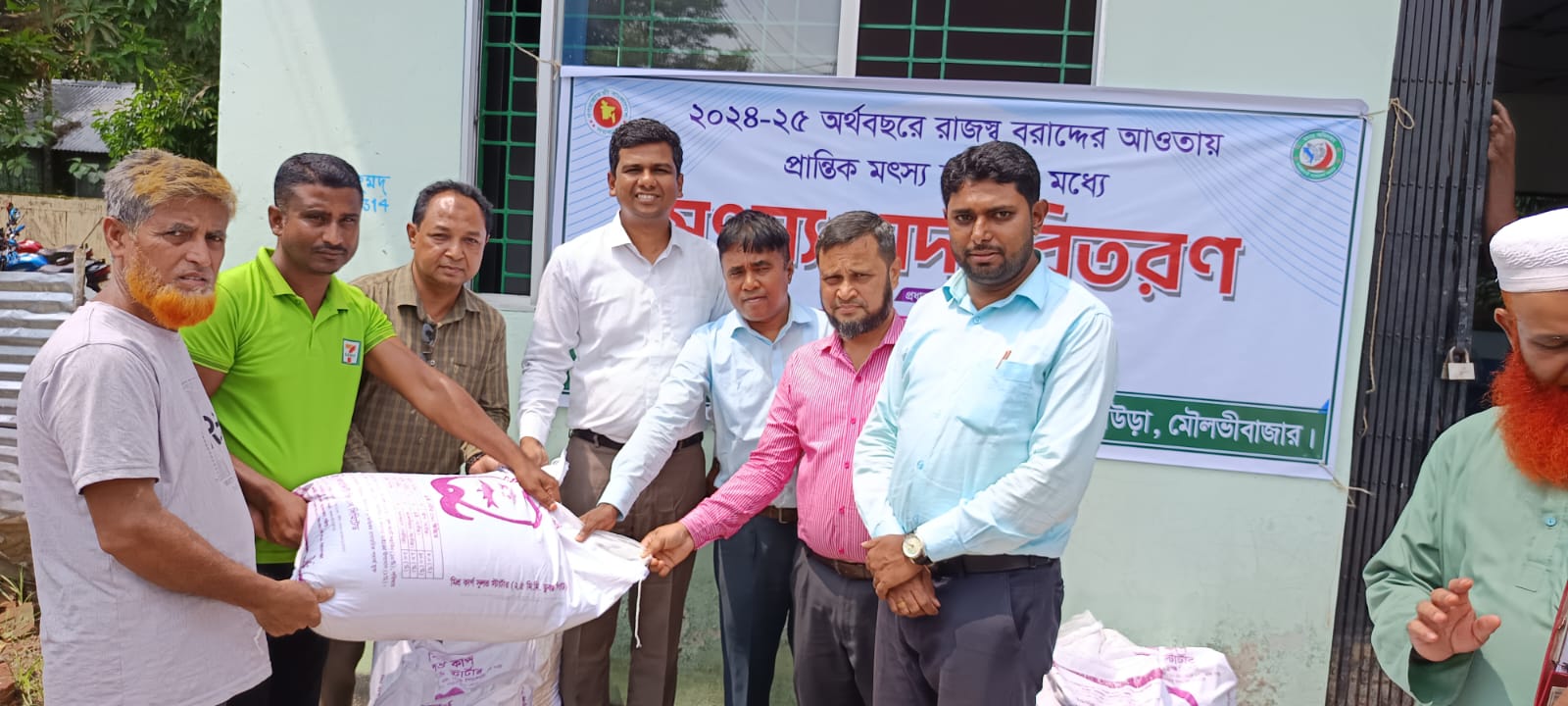 চাষিদের মৎস্যখাদ্য বিতরণ