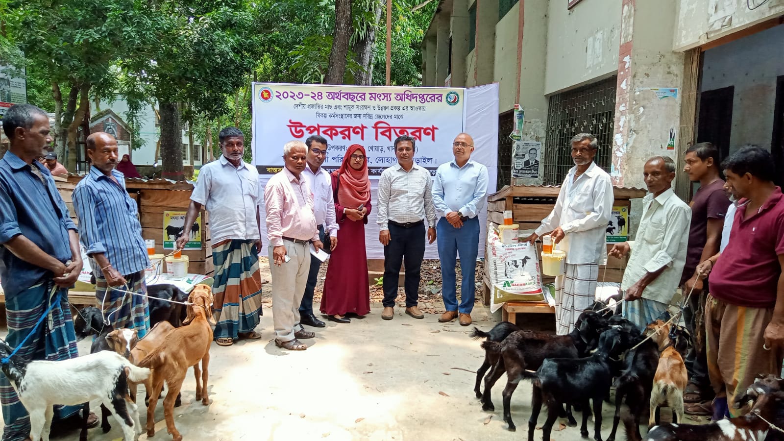 দরিদ্র জেলেদের মাঝে উপকরন বিতরণ