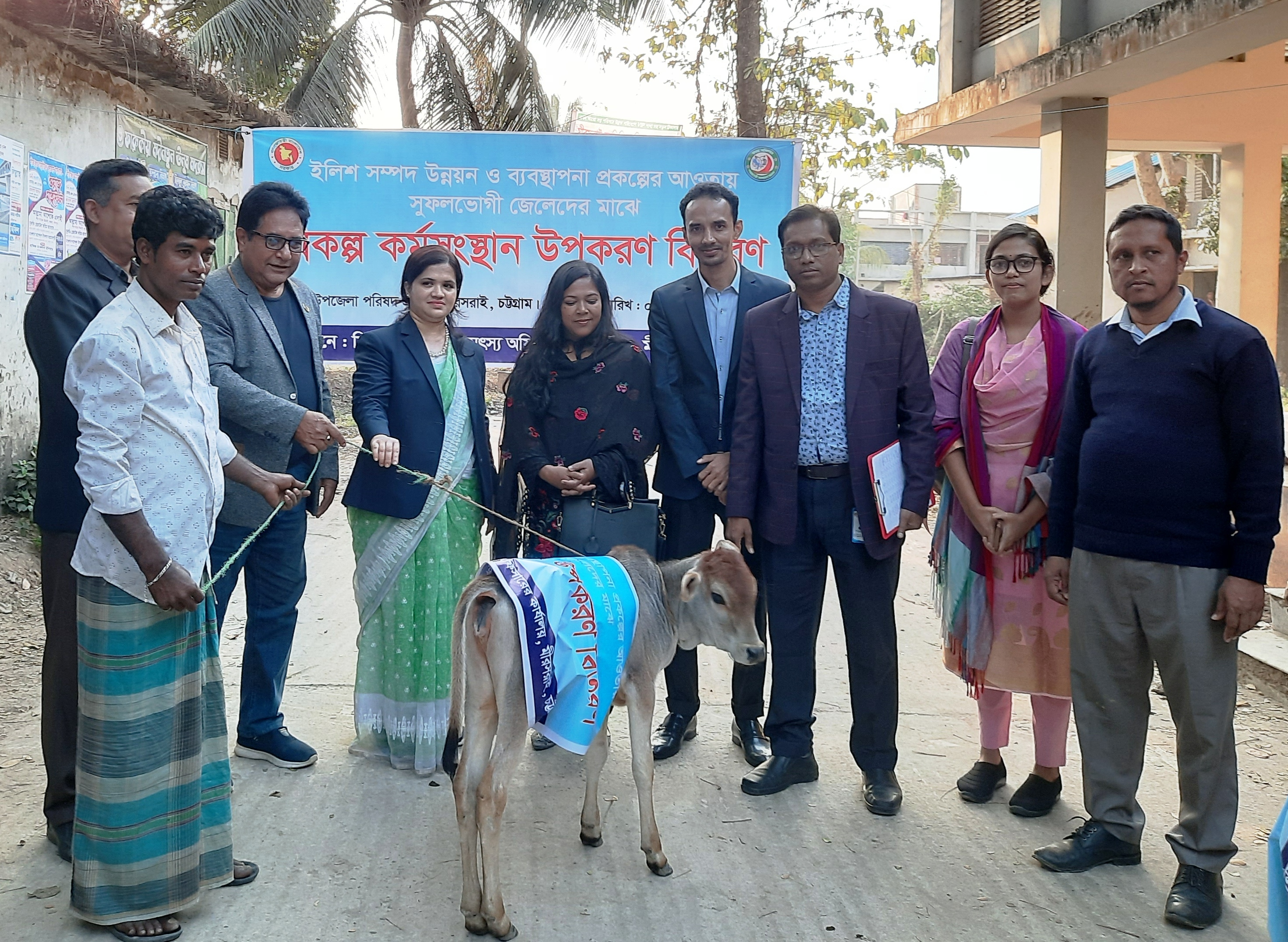 জেলেদের মাঝে বকনা বাছুর বিতরণ