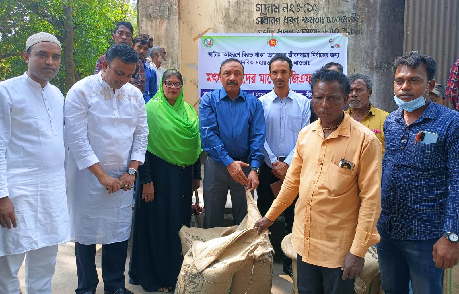 জাটকা আহরণে বিরত থাকা জেলেদের মাঝে ভিজিএফ (চাল) বিতরণ