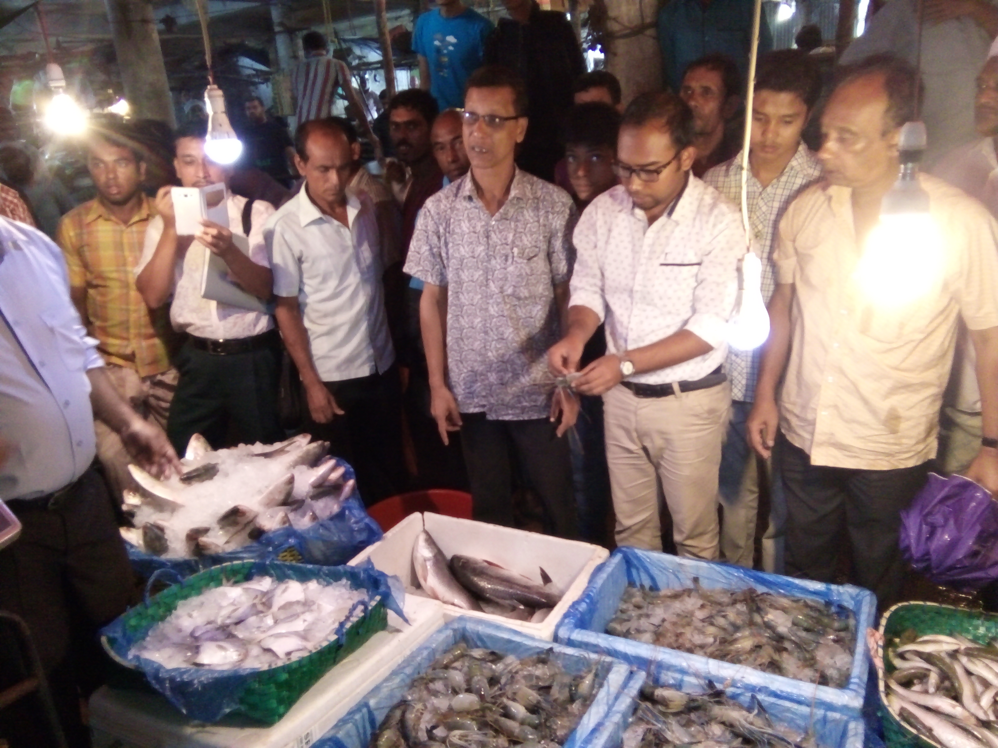 মীরসরাই বাজারে ফরমালিন সনাক্তকরণে অভিযান