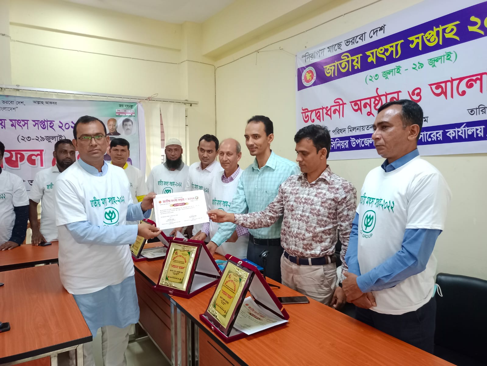 জাতীয় মৎস্য সপ্তাহ ২০২২ উপলক্ষে সফল মৎস্যচাষিকে পুরস্কার প্রদান