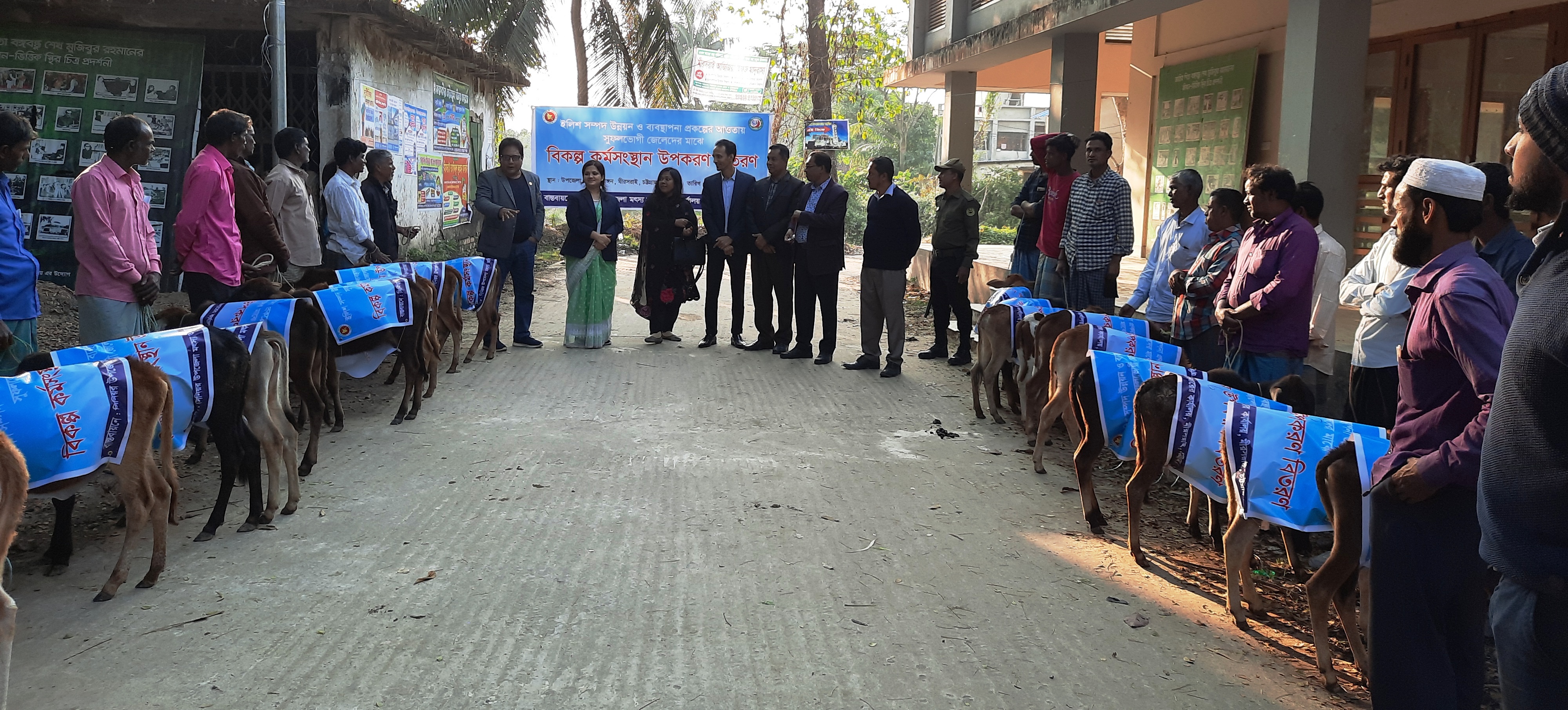 ২০ জন জেলেকে বকনা বাছুর প্রদান