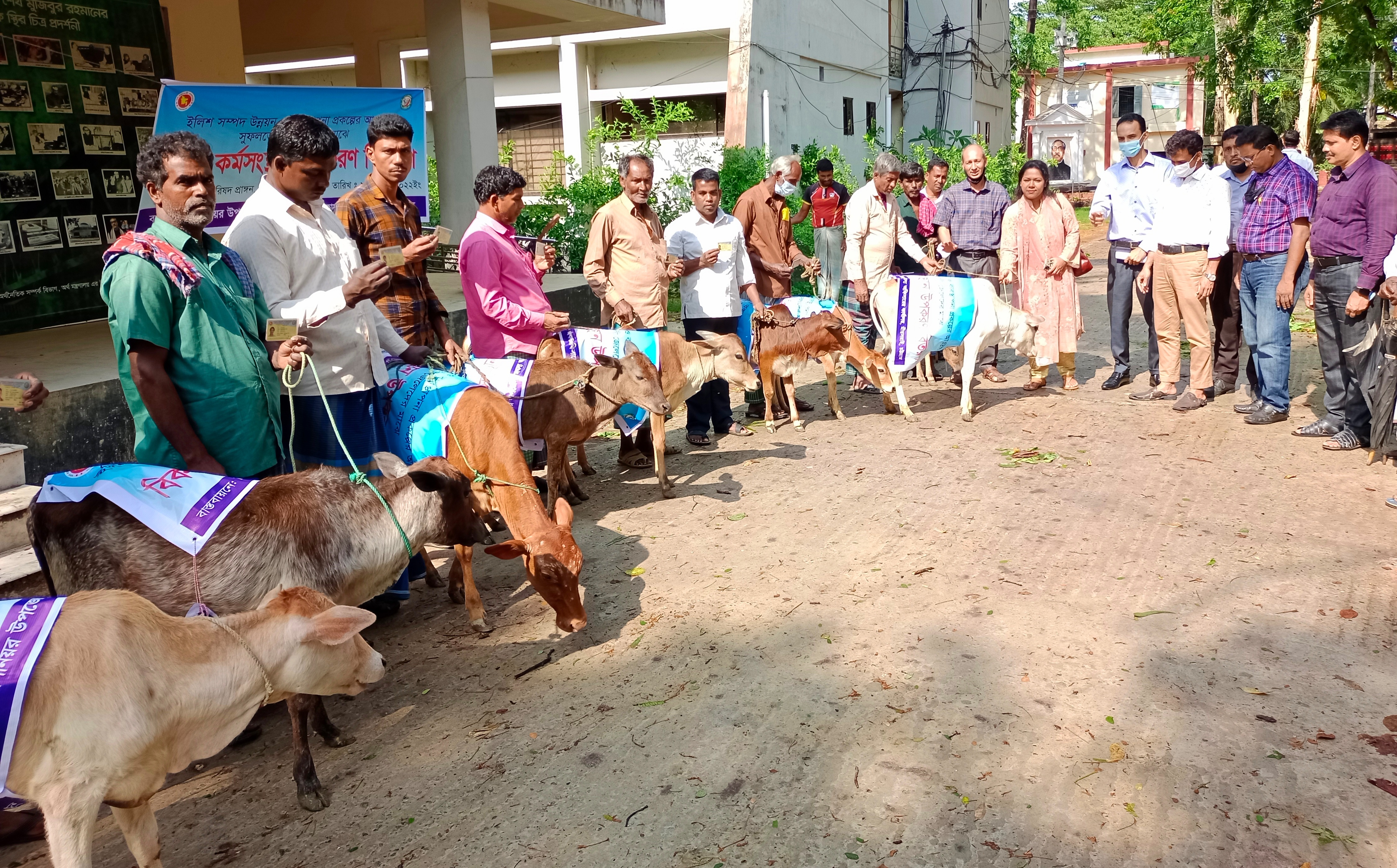 ১০ জন জেলেকে বকনা বাছুর বিতরণ
