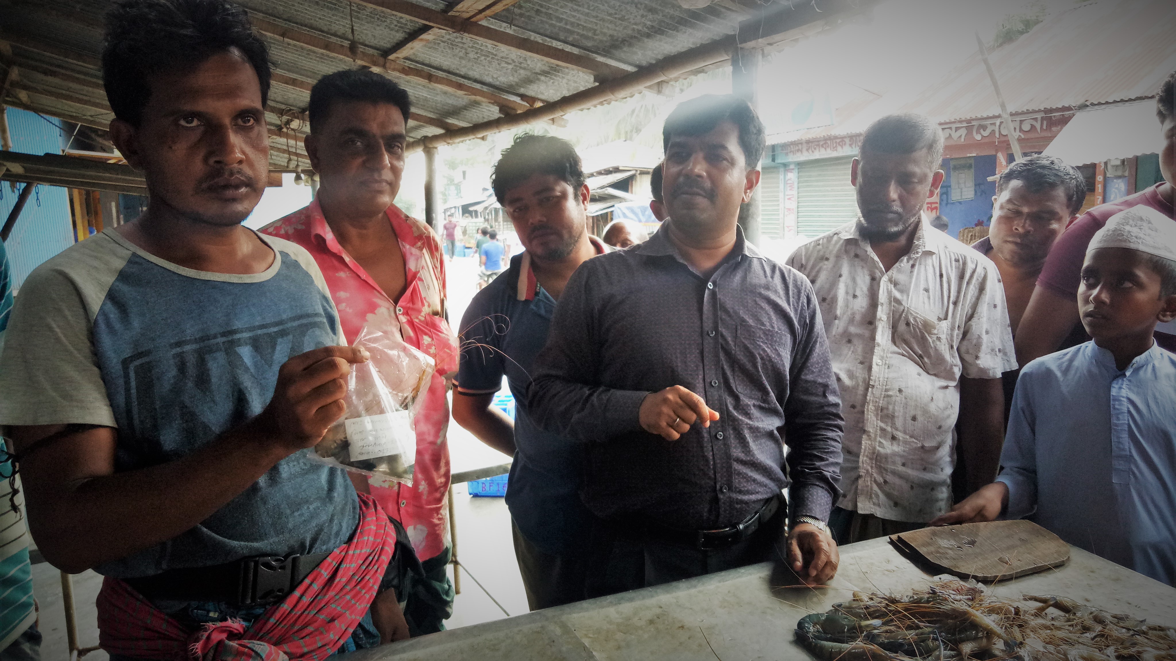 চাষীদের পরামর্শ দিচ্ছেন সিনিয়র উপজেলা মৎস্য অফিসার