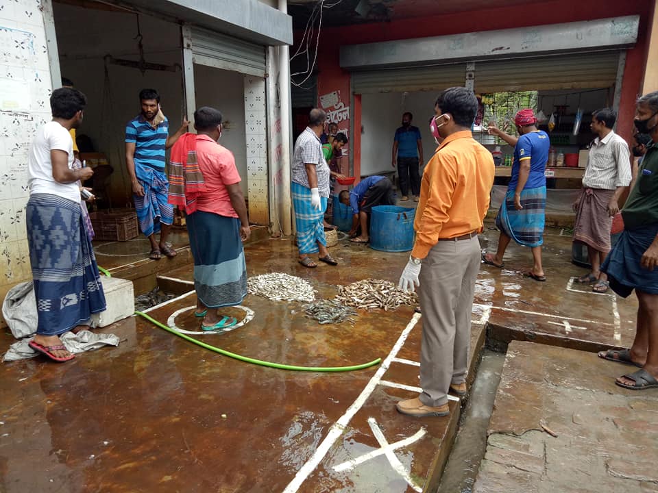 সিনিয়র উপজেলা মৎস্য অফিসার সামাজিক দুরত্ব বজায় রেখে চাষী ও ব্যবাষীদেরকে মাছ ক্রয় বিক্রয় পর্যবেক্ষণ করছেন