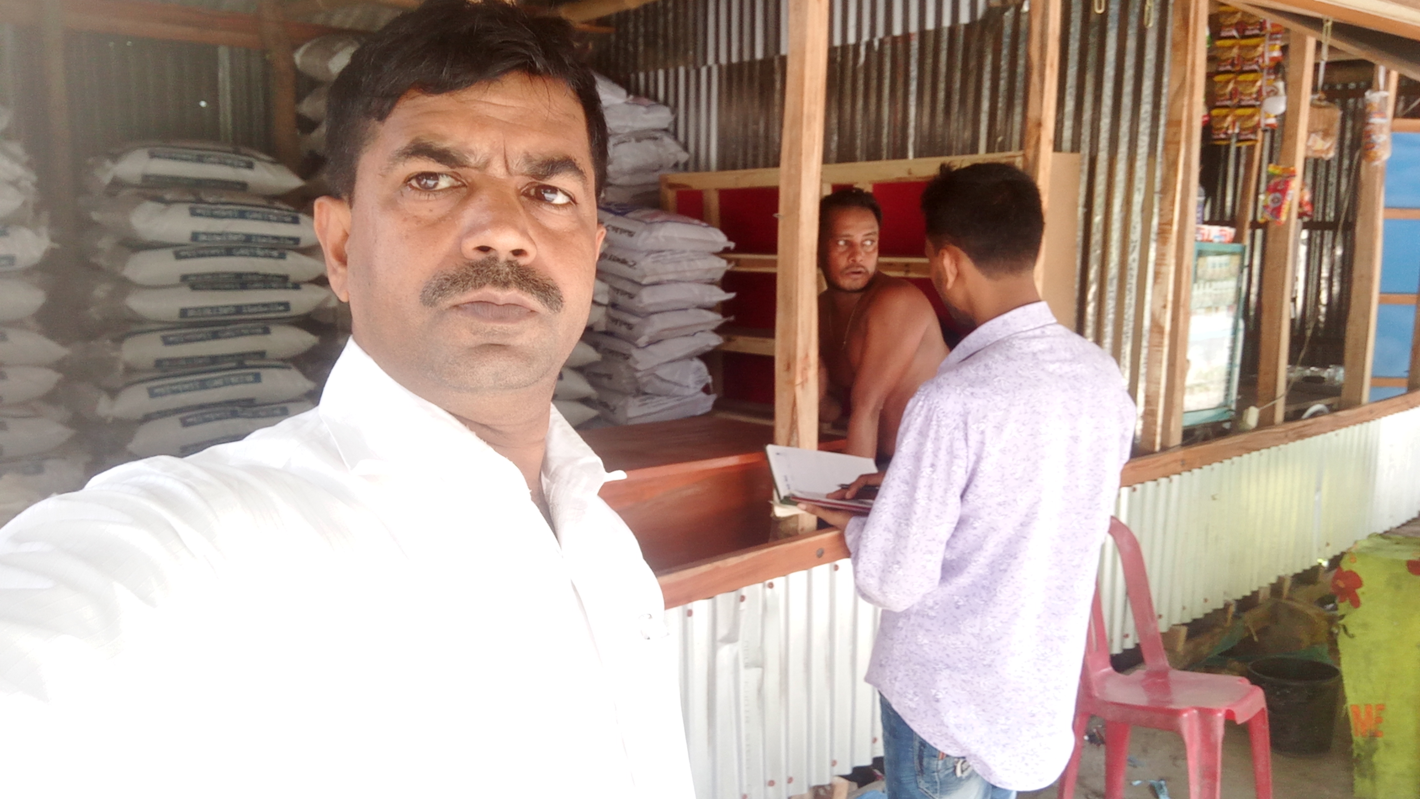 খাদ্য বিক্রেতার দোকান পরিদর্শণ