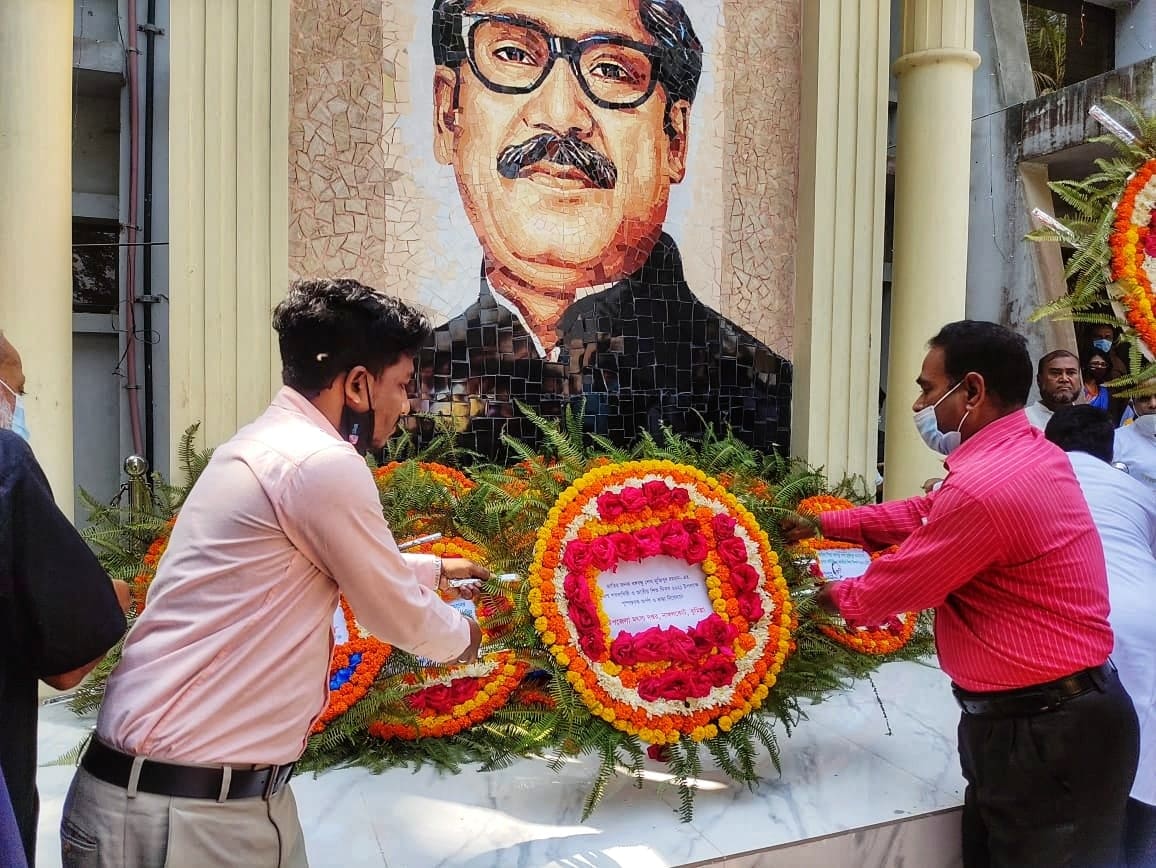 জাতির পিতার ১০০ তম জন্মদিন উপলক্ষ্যে পুষ্পস্তবক অর্পণ