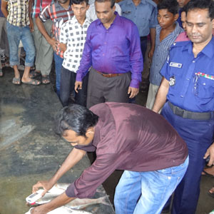 মোবাইল কোর্ট ঃ ডিজিটাল ফরমালিন টেষ্টকীট এর মাধ্যমে মাছে ফরমালিনের উপস্থিতি পরীক্ষা