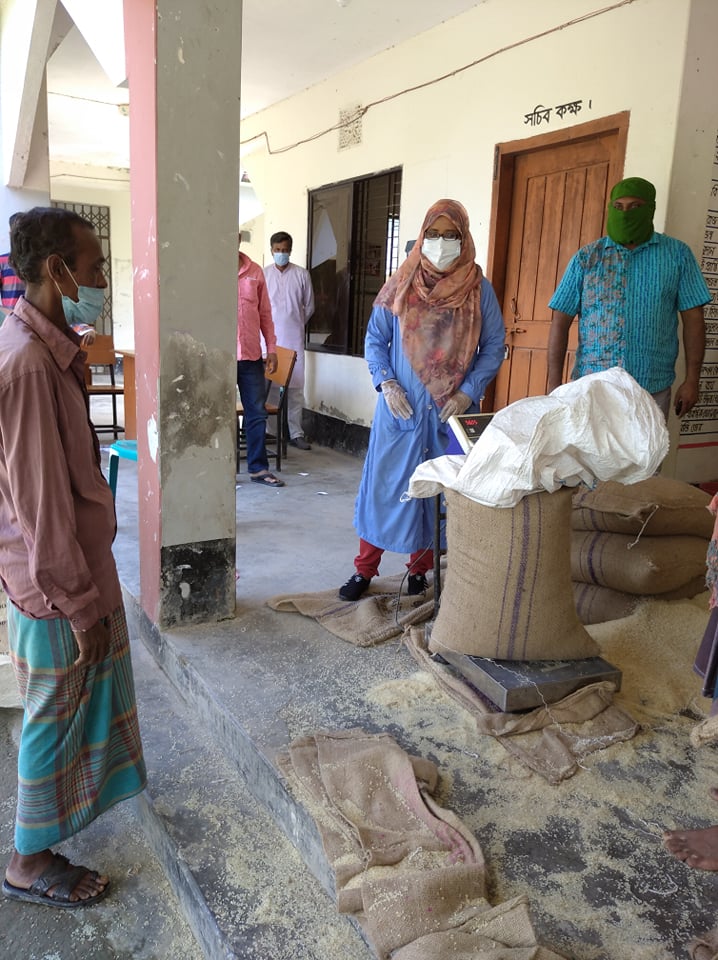 বরগুনা সদর উপজেলায় মৎস্য ভিজিএফ বিতরণ এর চিত্র