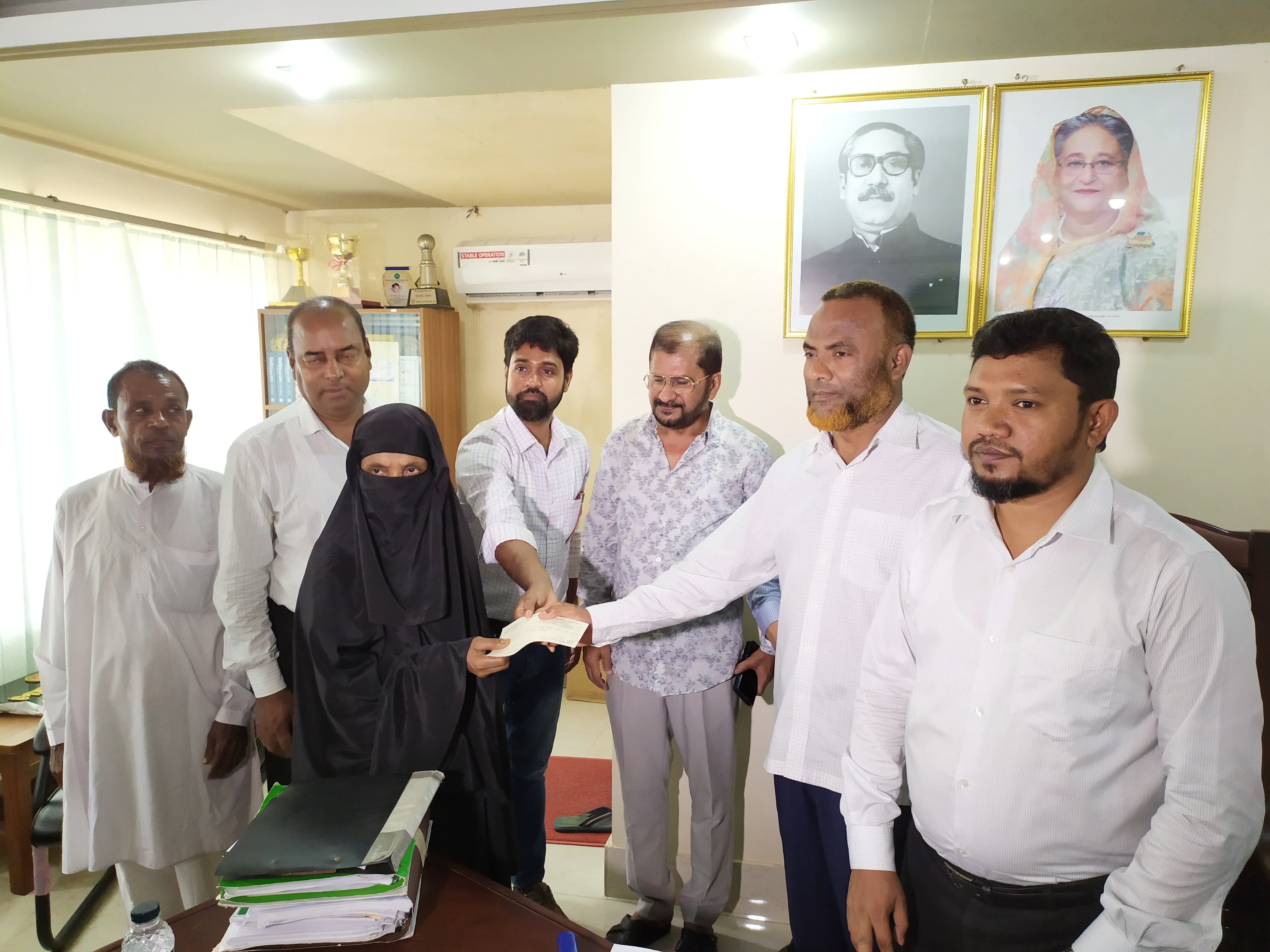 প্রাকৃতিক দুর্যোগে মৃত জেলে পরিবারের মাঝে সরকারী অনুদানের চেক প্রদান