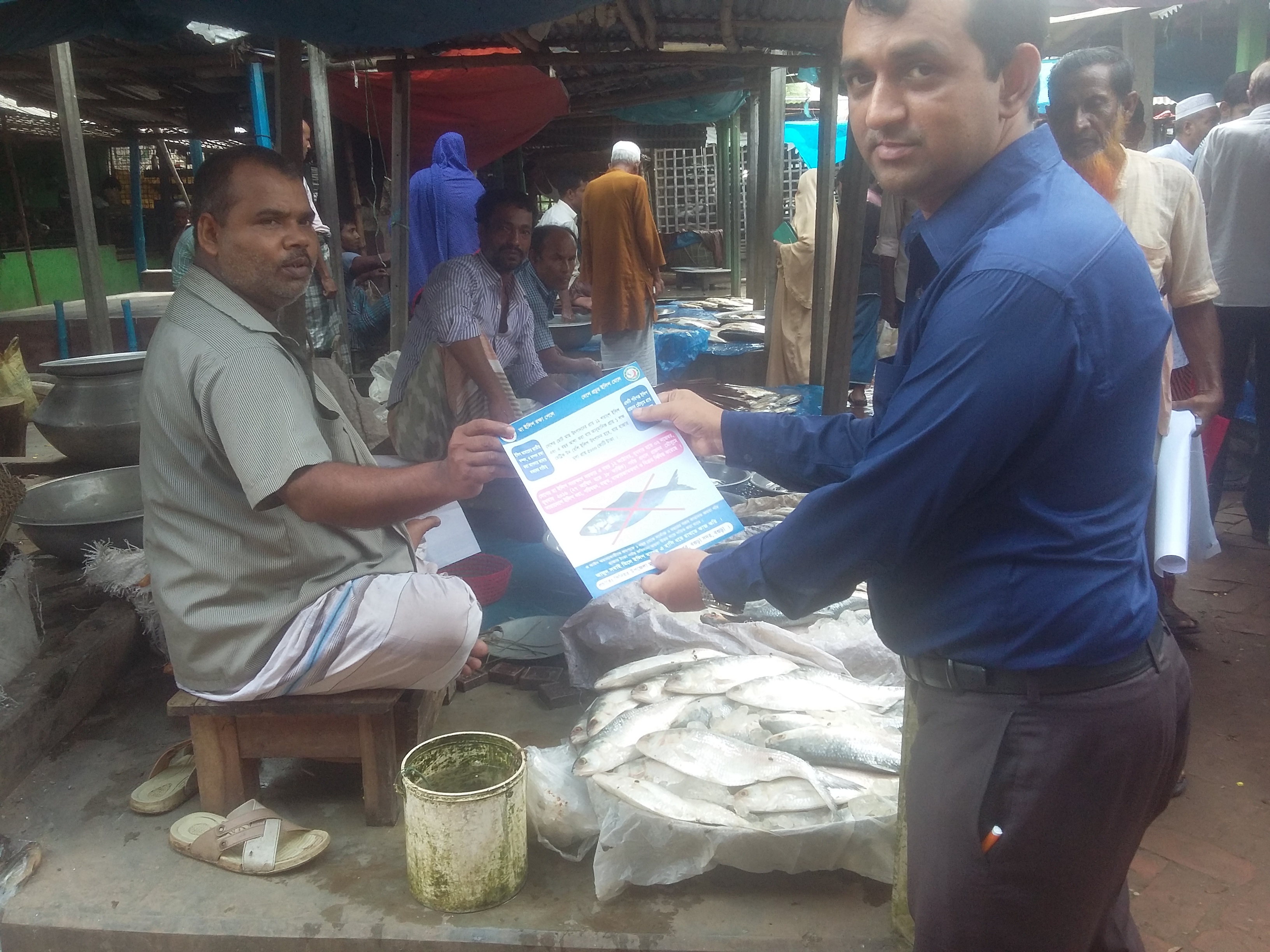 মা ইলিশ বন্ধকালীন ইলিশ বিক্রি বন্ধে লিফলেট বিতরন