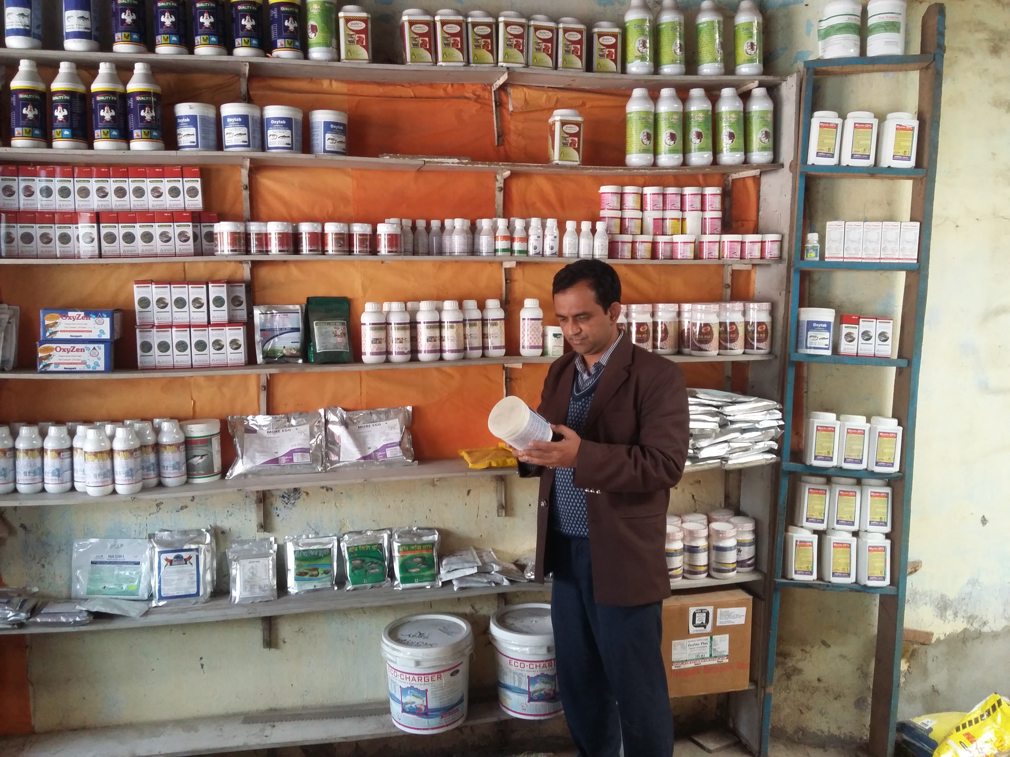 সিউমক কর্তৃক মাছের ঔষধের দোকান পরিদর্শন