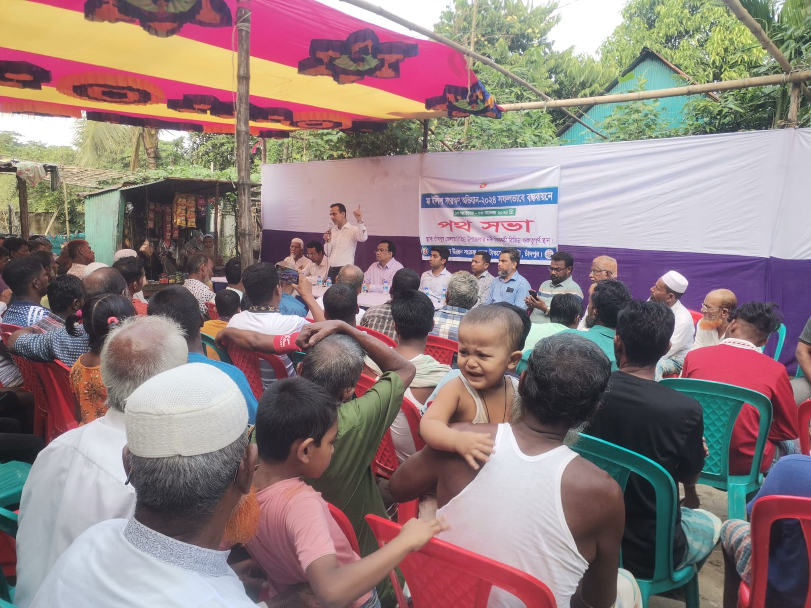 মা ইলিশ সংরক্ষণ অভিযান ২০২৪ বাস্তবায়নে সচেতনতামূলতক পথসভায় জেলা প্রশাসক , চাঁদপুর মহোদয় বক্তব্য রাখছেন