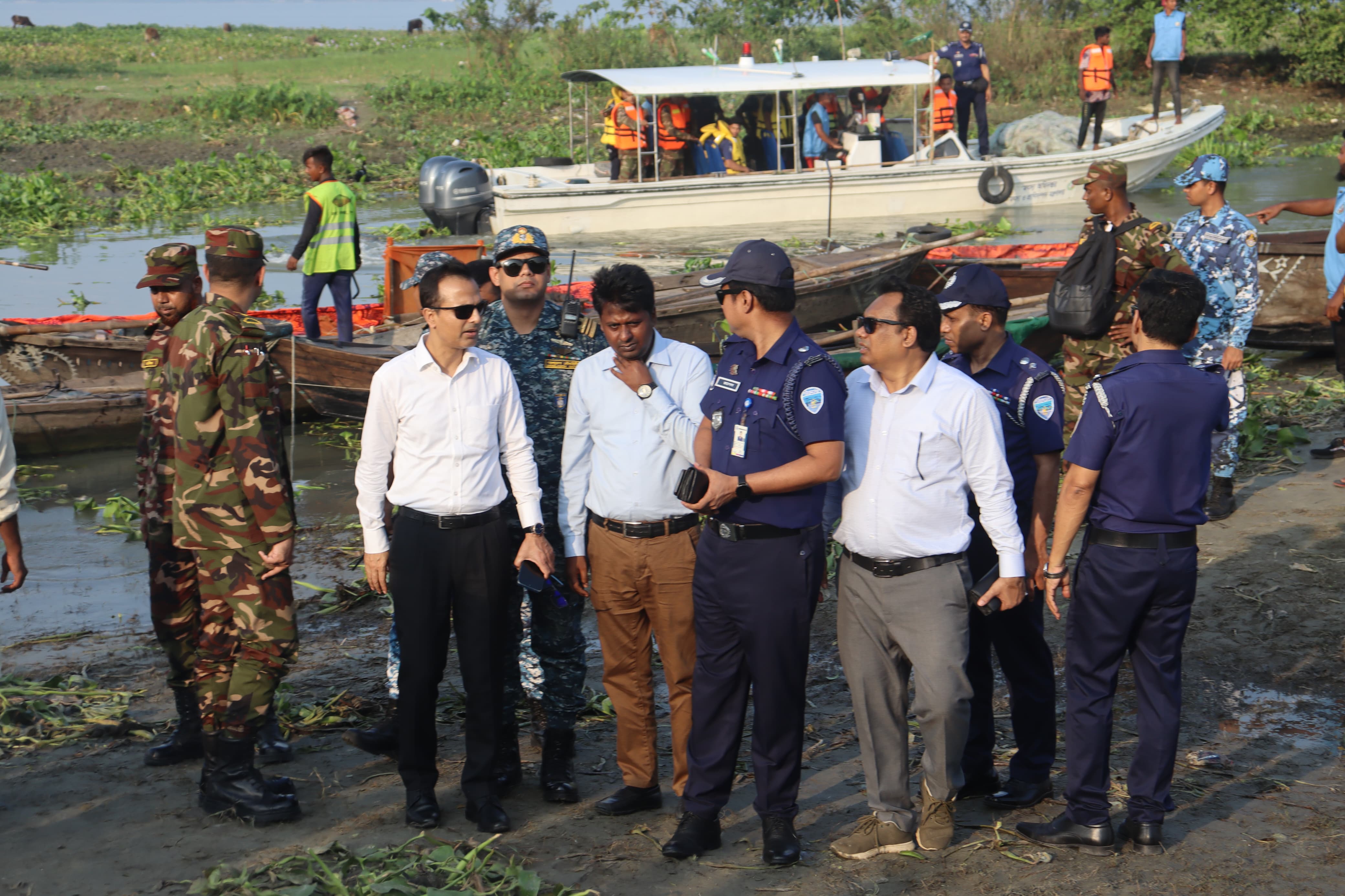 জেলা প্রশােসকের নের্তৃত্বে যৌথ বাহিনীর অভিযান