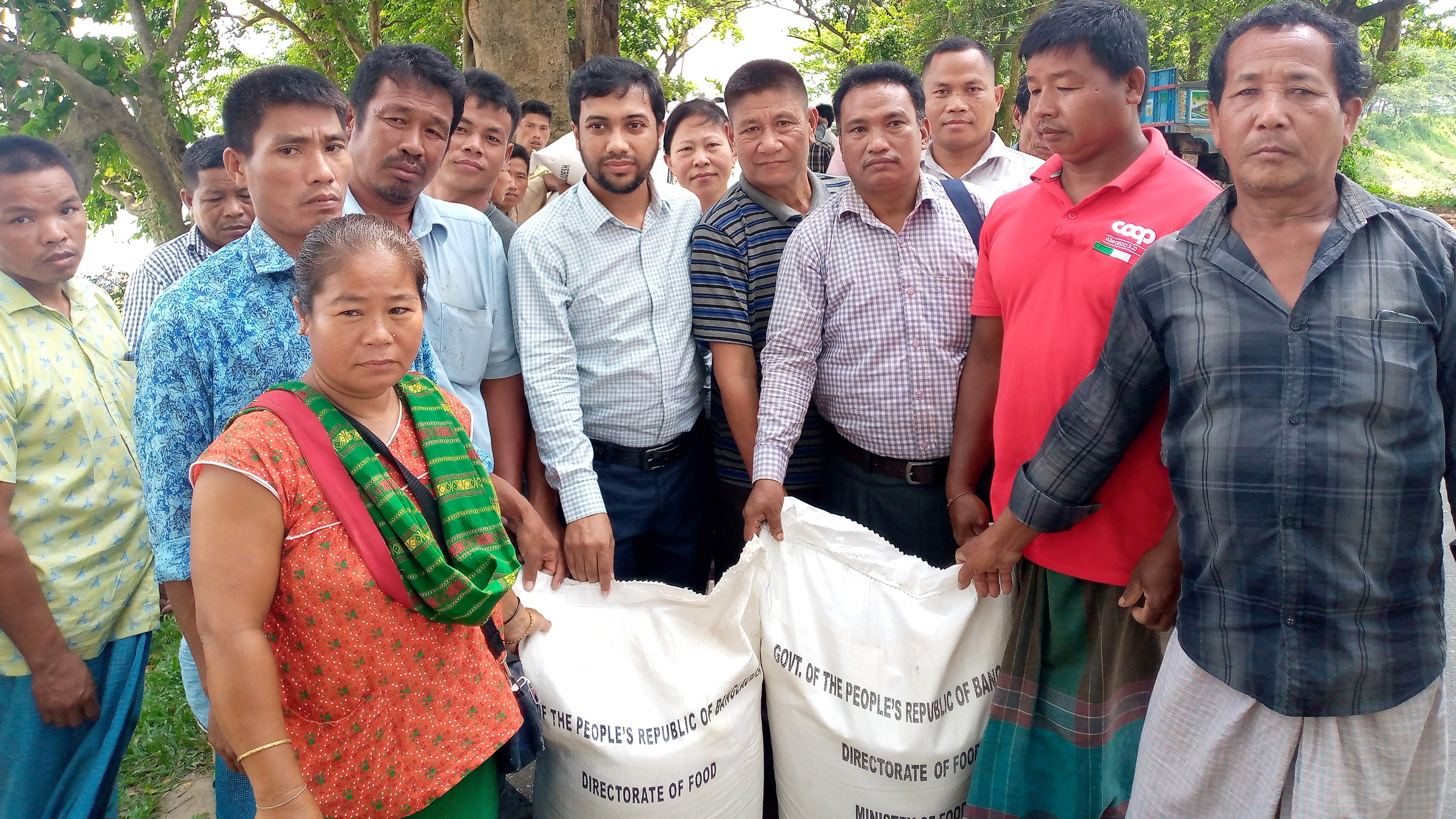নিবন্ধিত জেলেদের মাঝে ভিজিডি চাল বিতরণ