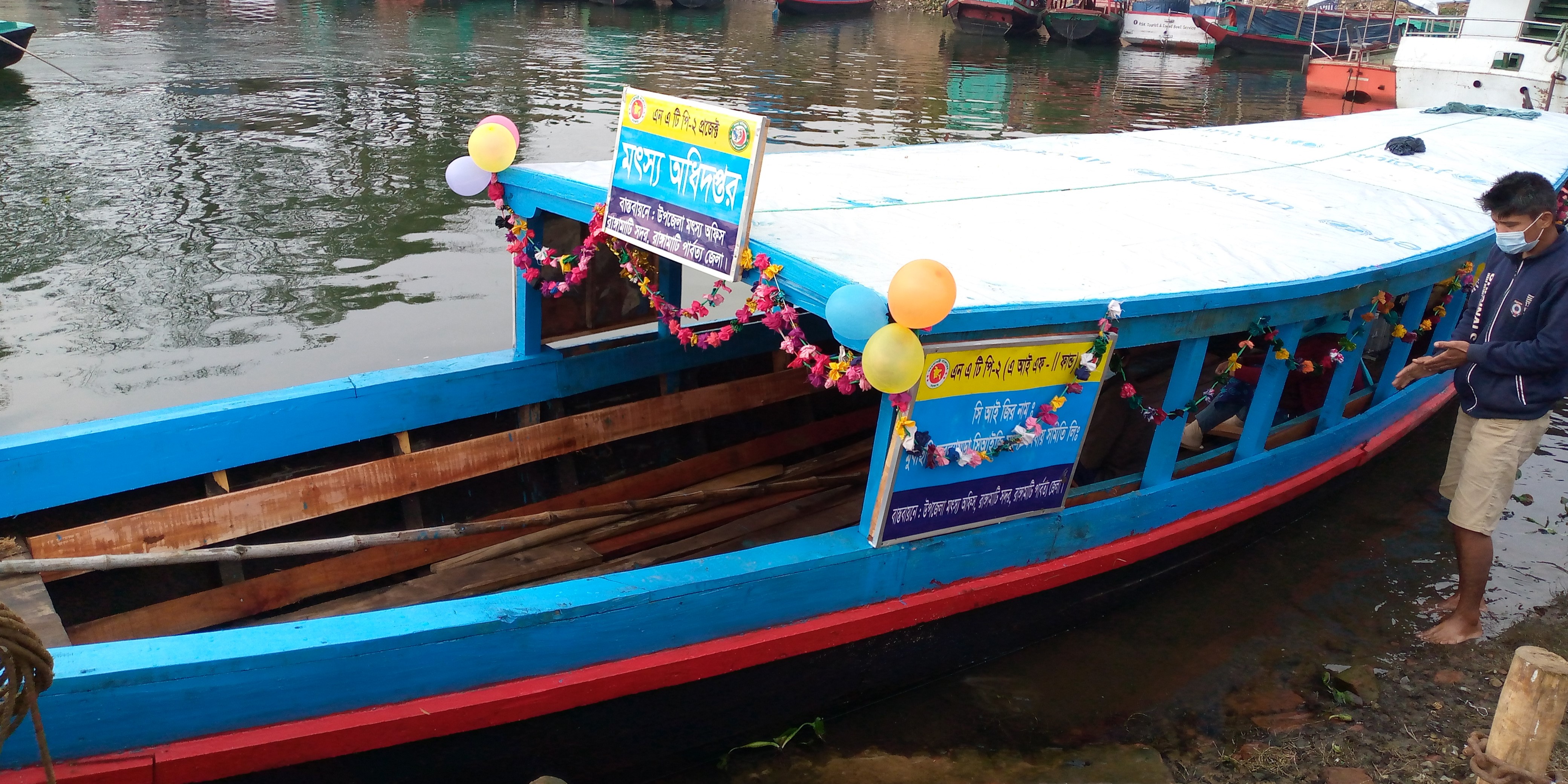 ইন্জিন চালিত নৌকা বিতরণ