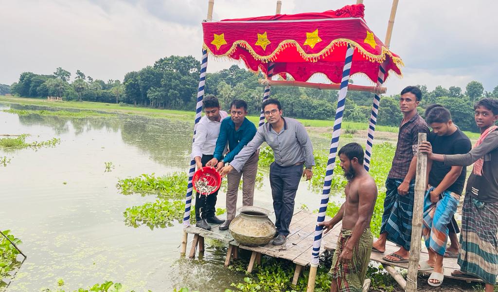 বিল নার্সারীর পোনা উনমুক্তকরণ