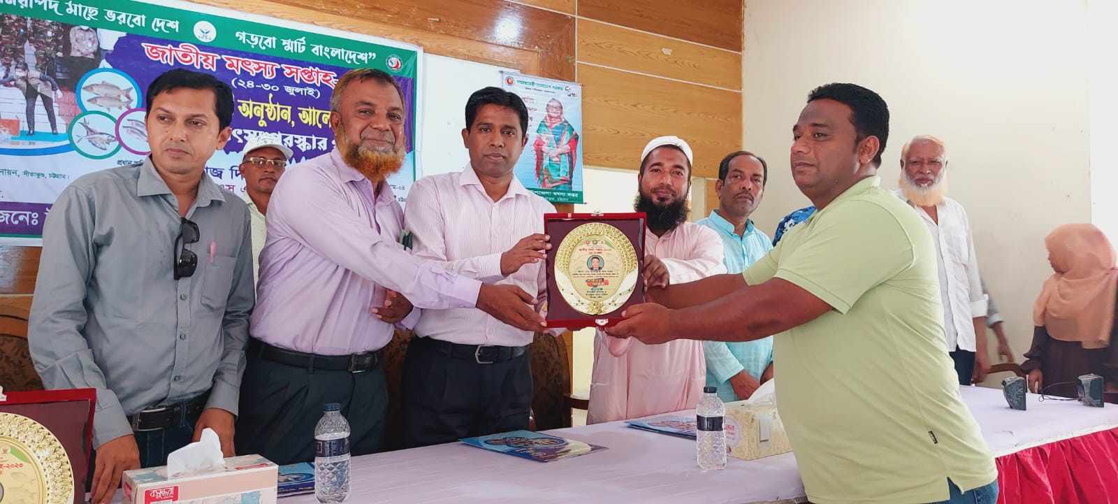 সফল মৎস্য চাষীকে( আবদুল্লাহ আল মামুন,জাবেদ আলী, আবু বক্কর ছিদ্দিক) পুরস্কার বিতরণ