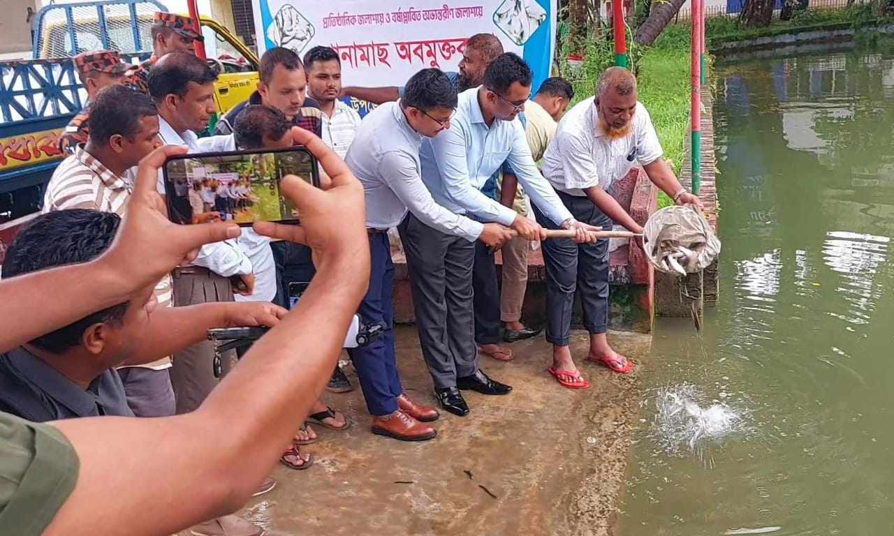 রুইজাতীয় মাছের পোনা অবমুক্ত ও বিতরণ,24