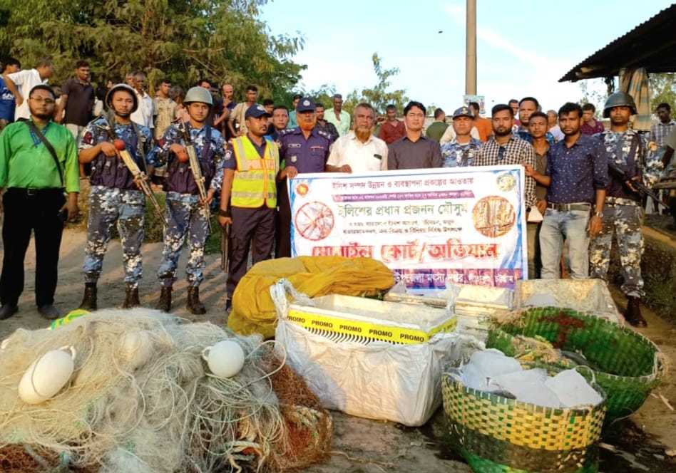 মা ইলিশ সংরক্ষণ অভিযান বাস্তবায়নে অদ্য ০১/১১/২০২৩ খ্রি তারিখে সহকারী কমিশনার (ভূমি) জনাব মোহাম্মদ আলাউদ্দিন এর নেতৃত্বে সন্ধীপ চ্যানেলের কুমিরা উপকূলে মোবাইল কোর্ট পরিচালনা