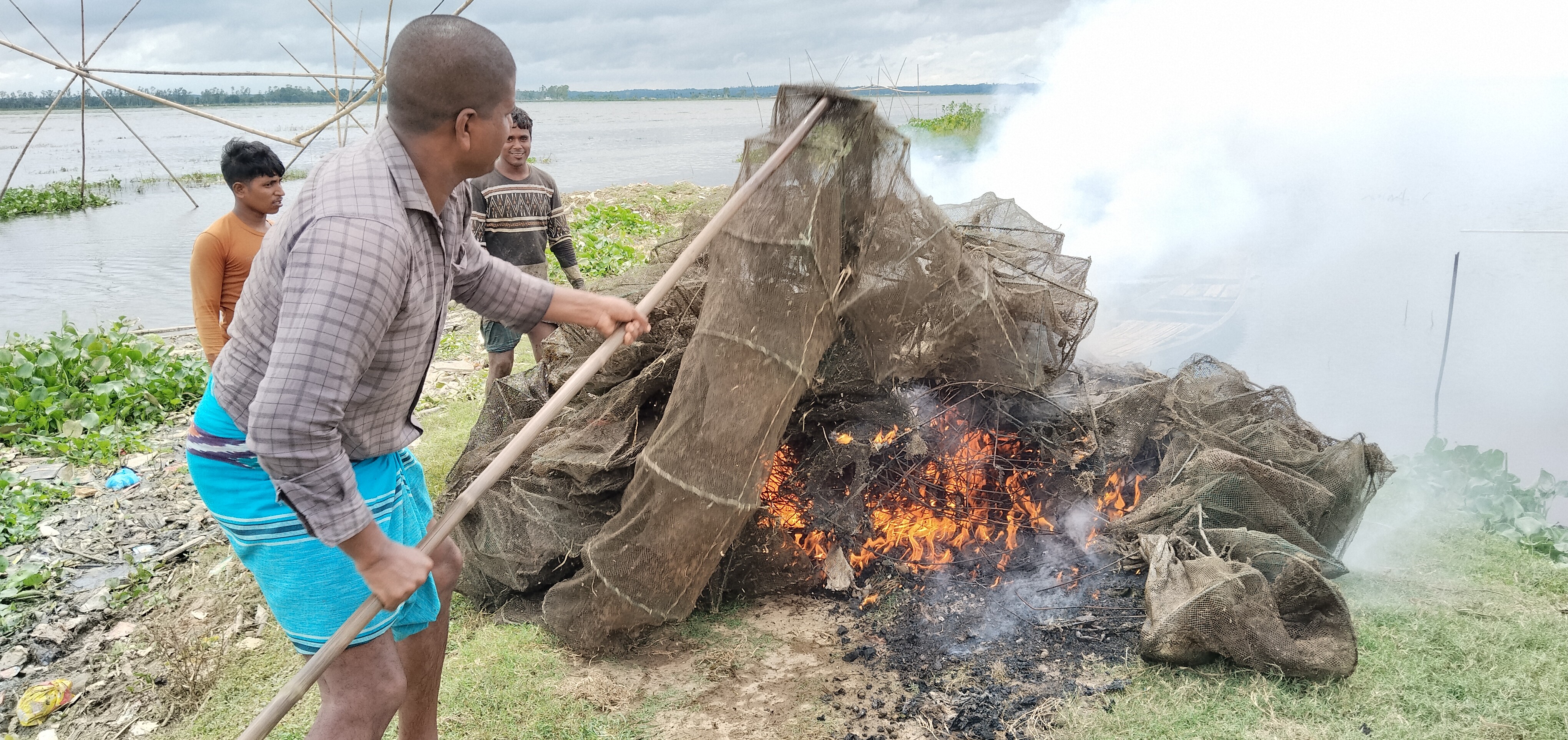 মোবাইল কোর্ট এ জাল পোড়ানোর ছবি।