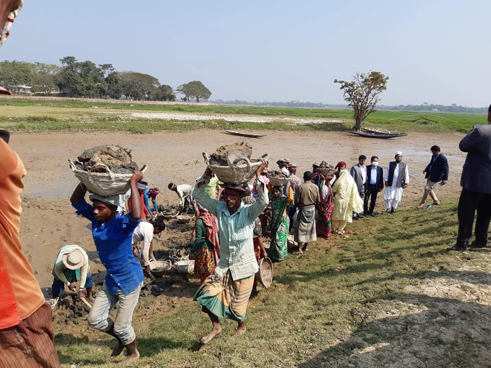  শাহ পাথারিয়া গ্রুপ জলমহাল পুনঃখনন উদ্বোধন করছেন জেলা প্রশাসক জনাব মোঃ জাহাঙ্গীর হোসেন