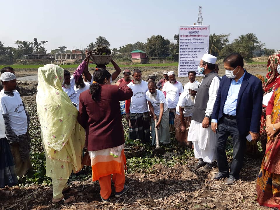 সদর উপজেলা চেয়ারম্যান জনাব খায়রুল হুদা চপল পুকুর ডুবি বিল খনন উদ্বোধন করছেন