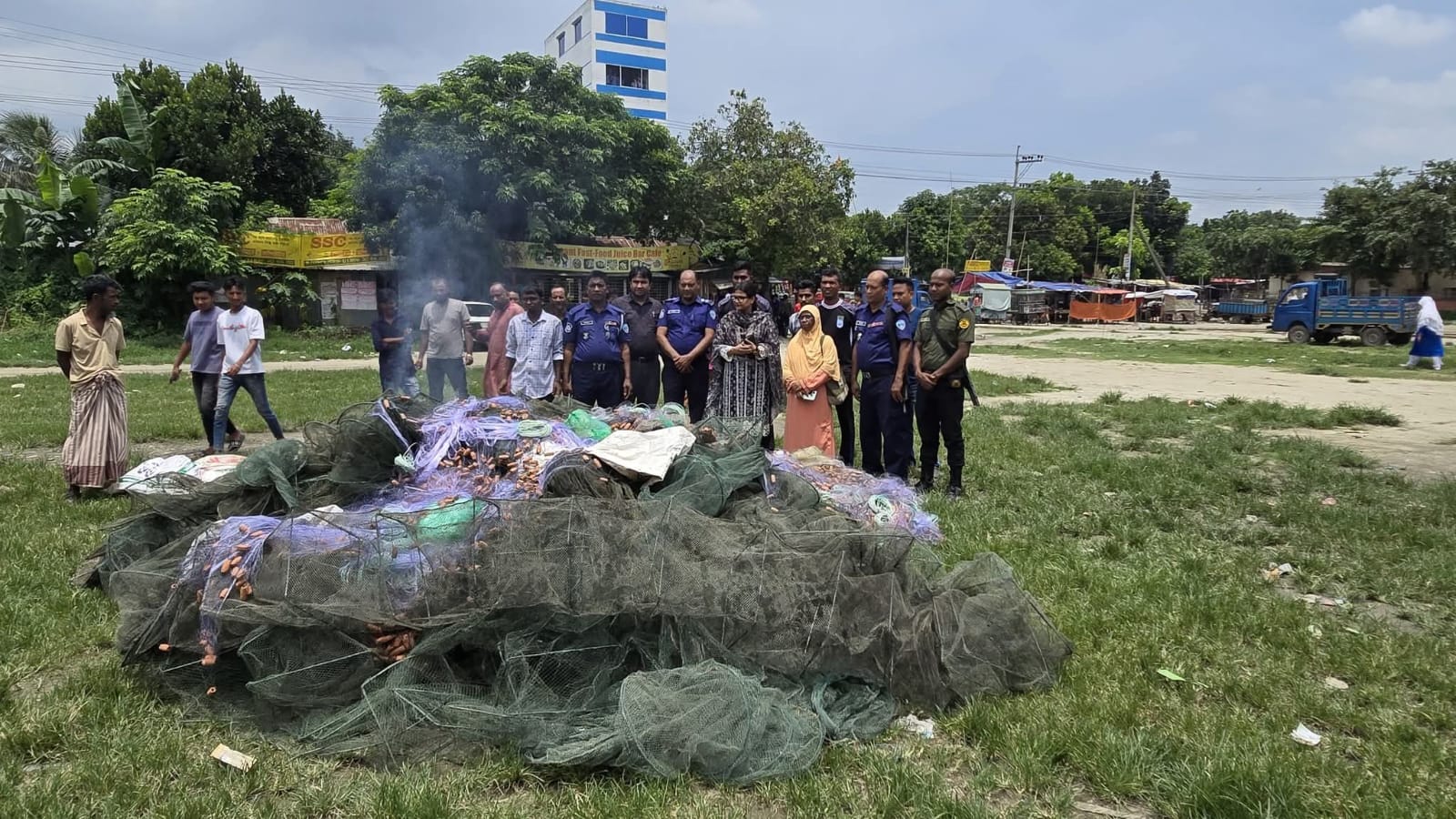 মাছ ধরার অবৈধ জাল বিক্রি প্রতিরোধে মোবাইল কোর্ট অভিযান