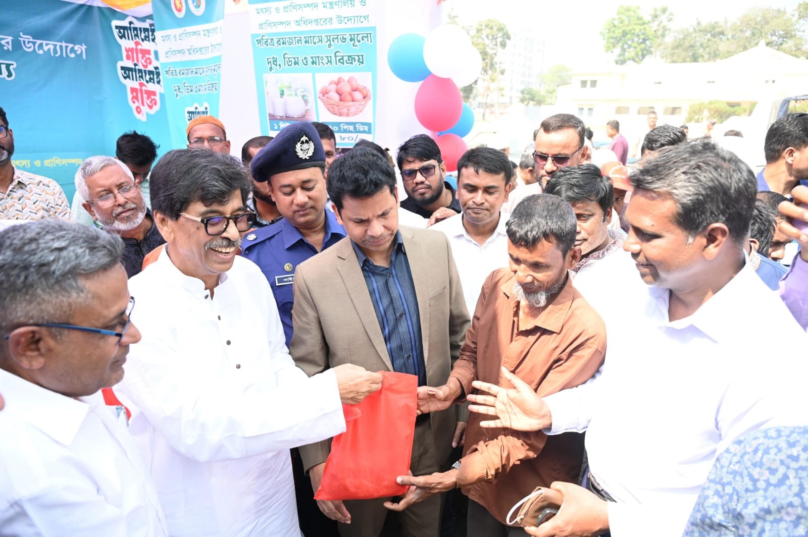 মাননীয় মন্ত্রী মহোদয় রমজানে সুলভ মূল্যে , দুধ, ডিম ও মাংস বিক্রয় এর উদ্বোধন করেন