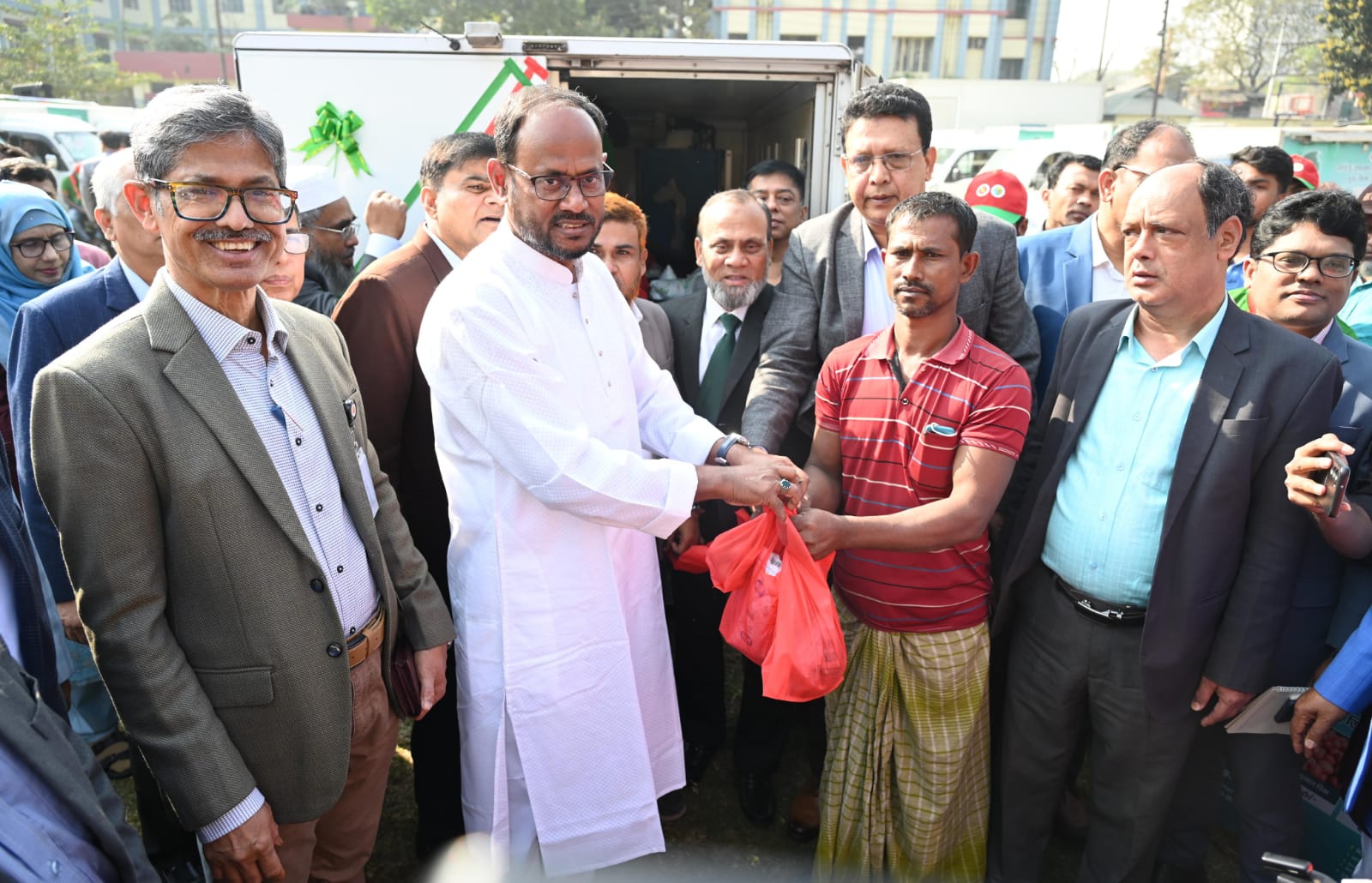 মাননীয় প্রতিমন্ত্রী মহোদয় রমজানে সুলভ মূল্যে , দুধ, ডিম ও মাংস বিক্রয় এর উদ্বোধন করেন